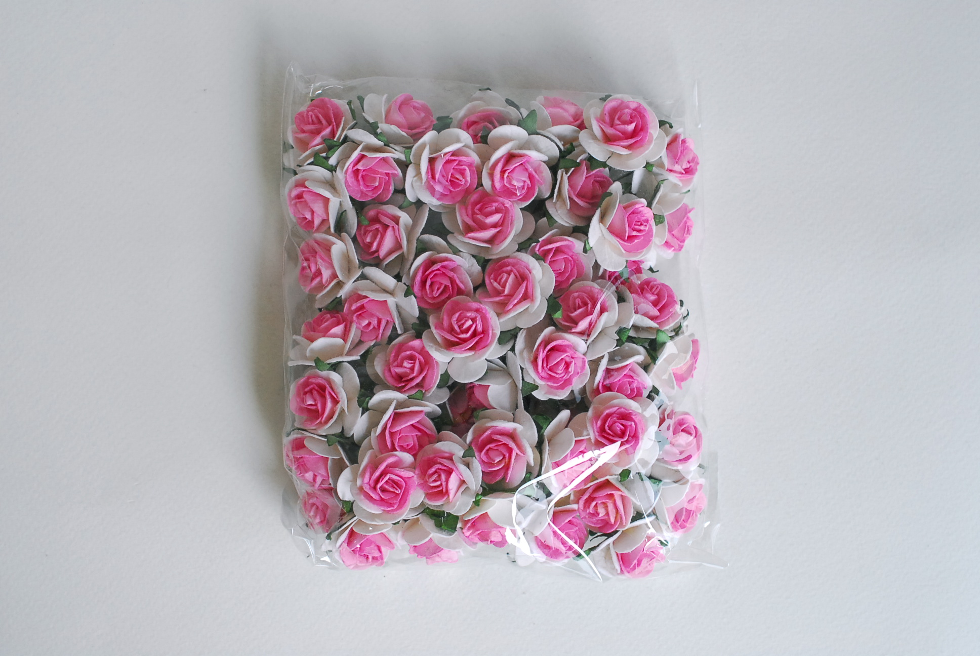 ดอกไม้กระดาษ ดอกไม้กระดาษสา ราคาส่ง,ดอกไม้กุหลาบกระดาษ ดอกกุหลาบกระดาษสา ดอกไม้ประดิษฐ์ สำหรับตกแต่ง หรืองานแต่งงาน ชมพูขาว 2 tone ขนาด 2.5 cm. จำนวน 50 ดอก