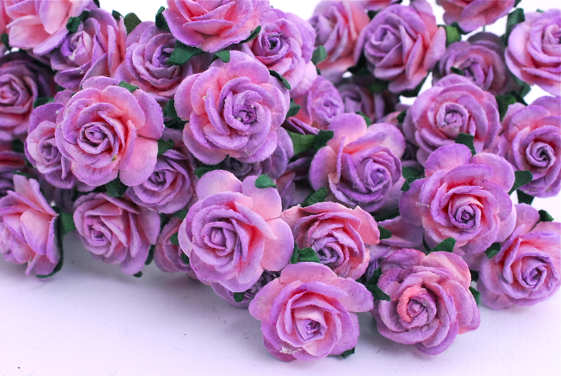 Paper Flowers size 2 cm., mini roses purple brush pink color, 50 pcs. ดอกไม้กระดาษสาสีม่วงปัดชมพูขนาด 2 cm. จำนวน 50 ดอก