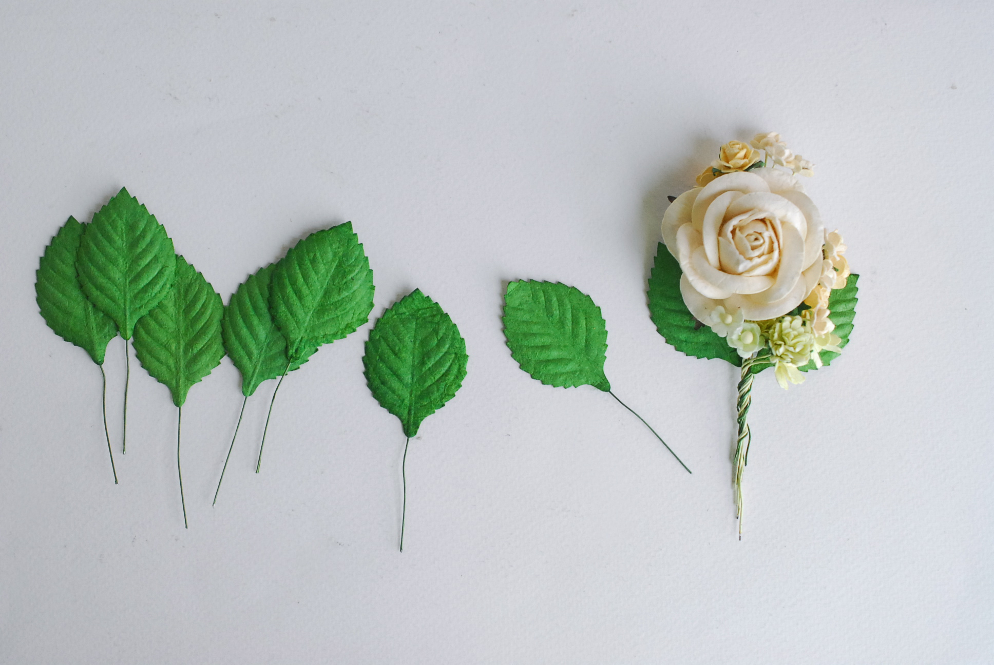 ใบไม้กระดาษ ใบไม้กระดาษสา ราคาส่ง,ใบไม่้กุหลาบกระดาษ สำหรับดอกกุหลาบกระดาษสา ใบไม้ประดิษฐ์ สำหรับตกแต่ง หรืองานแต่งงาน สีเขียว ขนาด 4.5x2.5 cm. จำนวน 50 ใบ