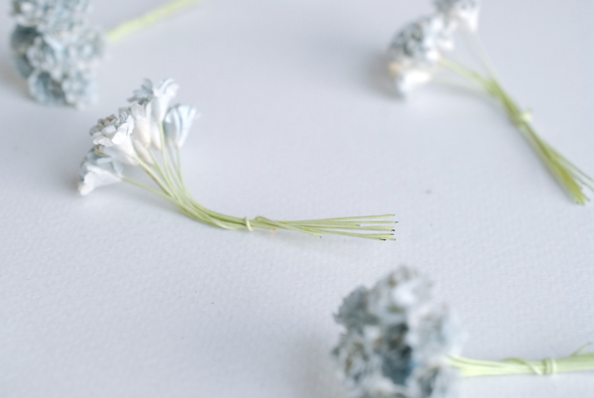 ดอกไม้ประดิษฐ์, ดอกไม้กระดาษสา, ดอก gypsophila, ดอกยิปโซ งานประดิษฐ์ตกแต่งของชำร่วย, ดอกไม้ทำพานพุ่ม, พานรับไหว้, ขนาด 1 cm. สีฟ้าตุ่นปัด