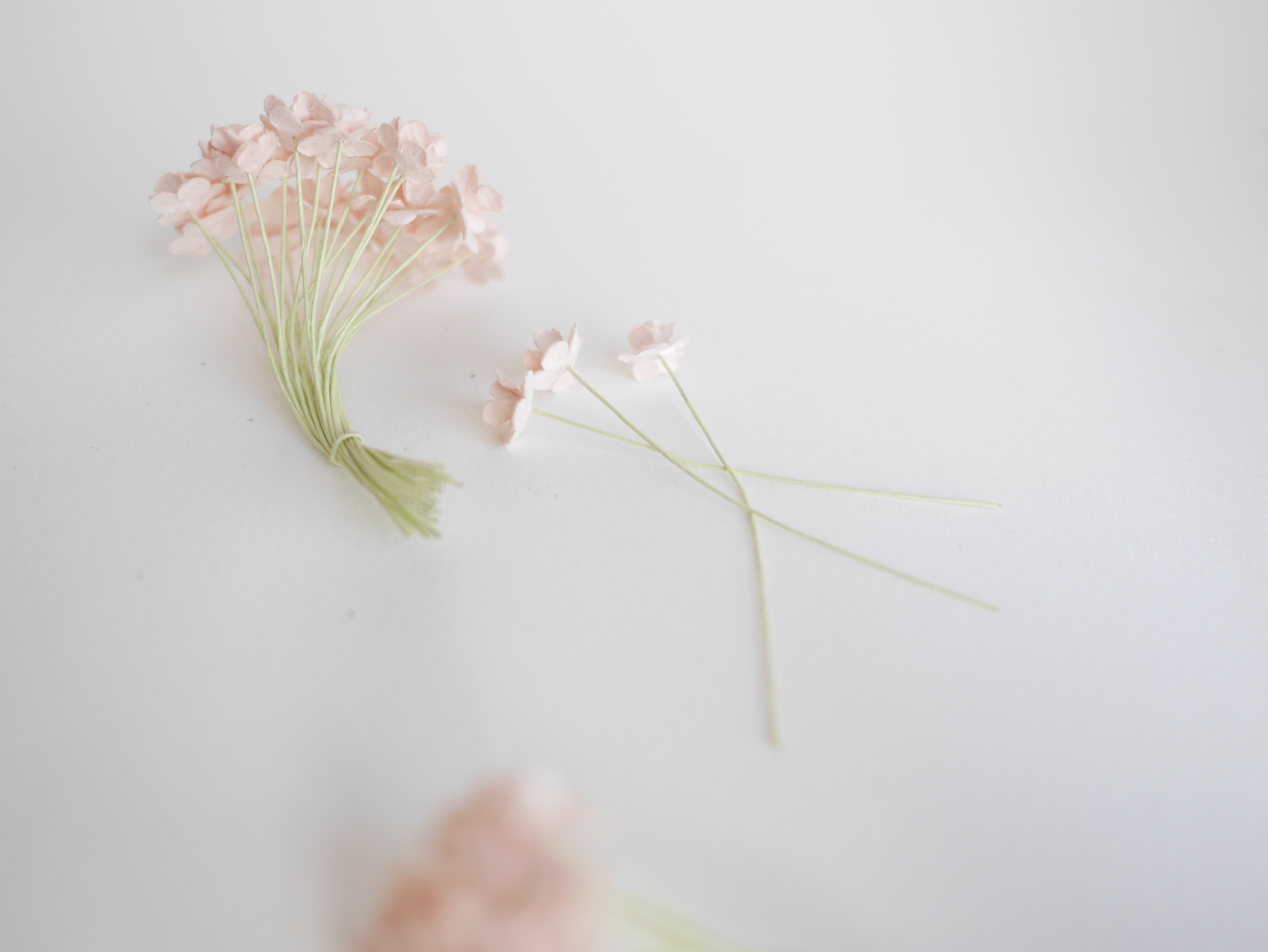 ดอกไม้กระดาษสา ดอกไม้กระดาษสาราคาส่ง ดอกไม้กระดาษสำหรับตกแต่ง งานแต่งงาน หรือติดของชำร่วย ดอก creeping lady 100 ดอก ขนาด 0.8 cm. สีชมพูพีชอ่อน Small Paper Flower with stem, 100 pcs., size 0.8 cm., creeping flowers 2 layers, pale pink color