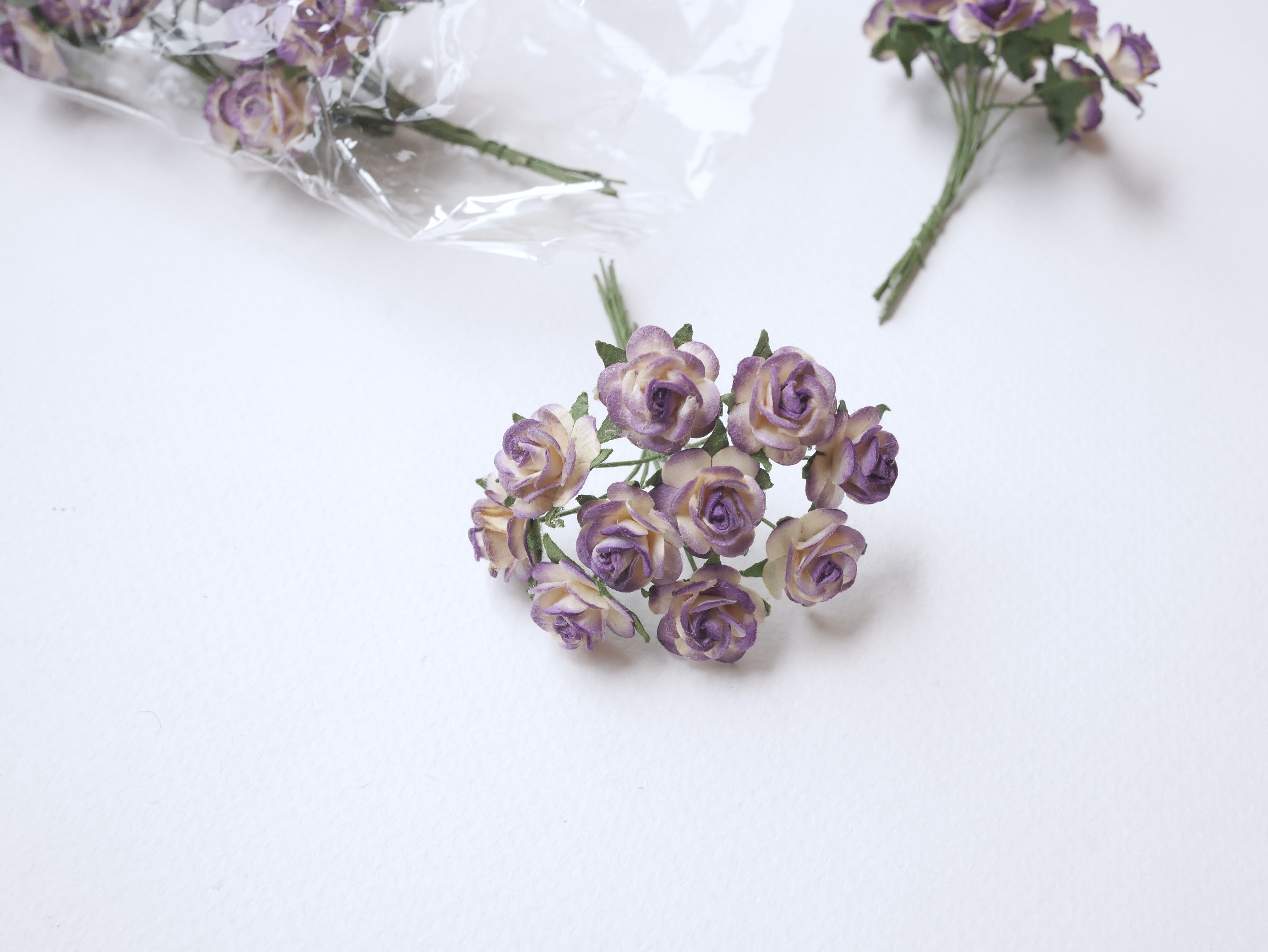 ดอกไม้กระดาษสา ขายส่ง, ดอกกุหลาบกระดาษสา สำหรับประดับ ตกแต่งของชำร่วย, งานแต่งงาน สีม่วงปัดครีม ขนาด 1.5 cm. จำนวน 100 ดอก