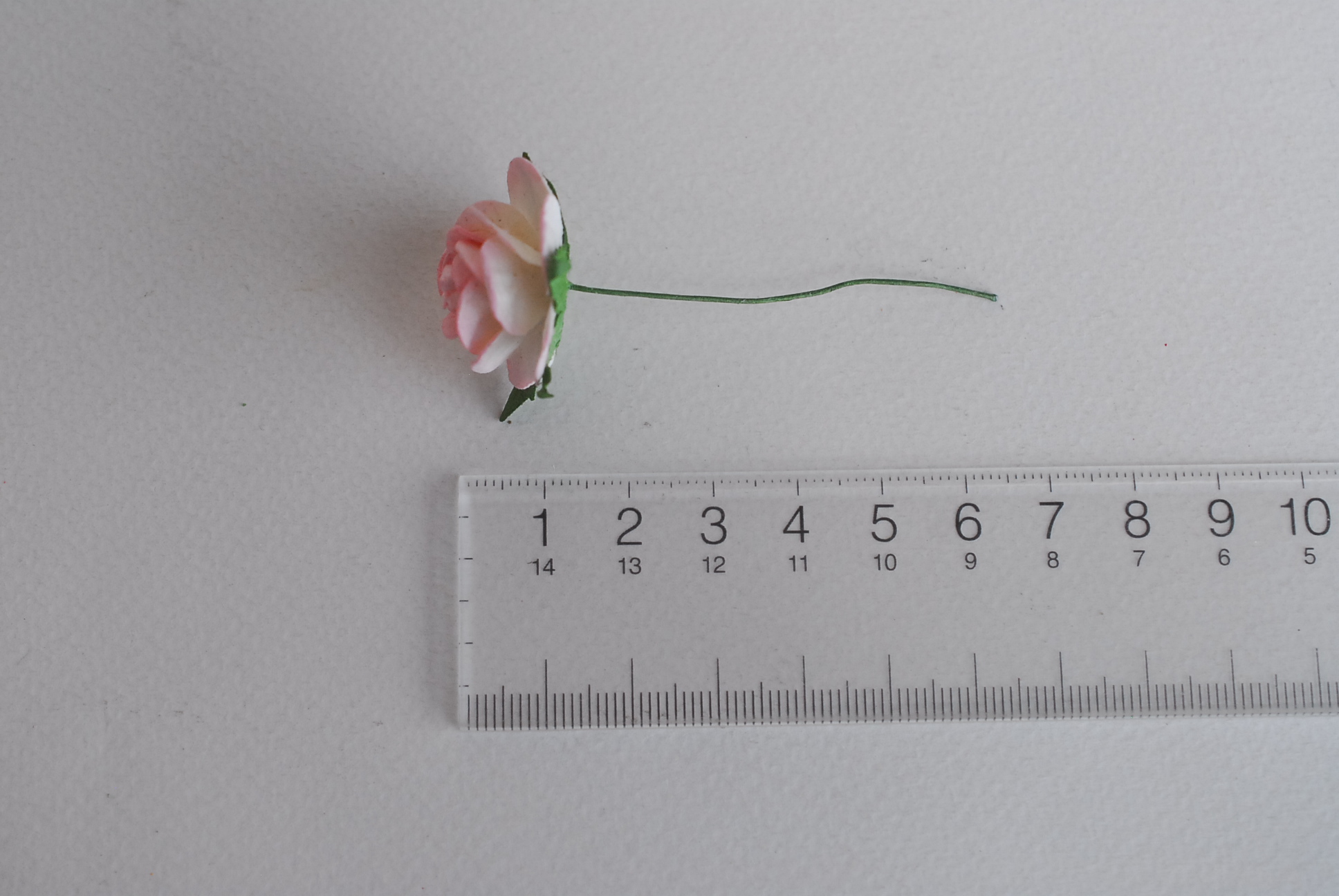 ดอกไม้กระดาษสา ดอกไม้กุหลาบกระดาษ ราคาส่ง, ดอกกุหลาบจิ๋ว ดอกกุหลาบกระดาษสา ดอกไม้ประดิษฐ์ สำหรับตกแต่งของชำร่วย หรืองานแต่งงาน สีชมพูอ่อน (light pink brush) ปัดขาวครีมขนาด 2.5 cm. จำนวน 50 ดอก สี524