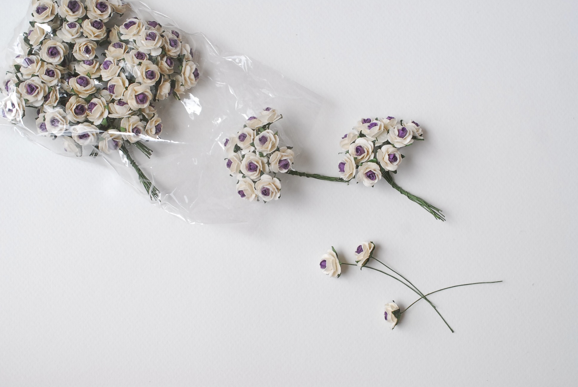 ดอกไม้กุหลาบกระดาษสา, ดอกกุหลาบจิ๋ว, ดอกไม้กระดาษสาขายส่ง สีม่วงจุด- ขาว ขนาด 1.5 cm. จำนวน 100 ดอก Paper Flowers size 1.5 cm., mini roses purple–white color, 100 pcs.