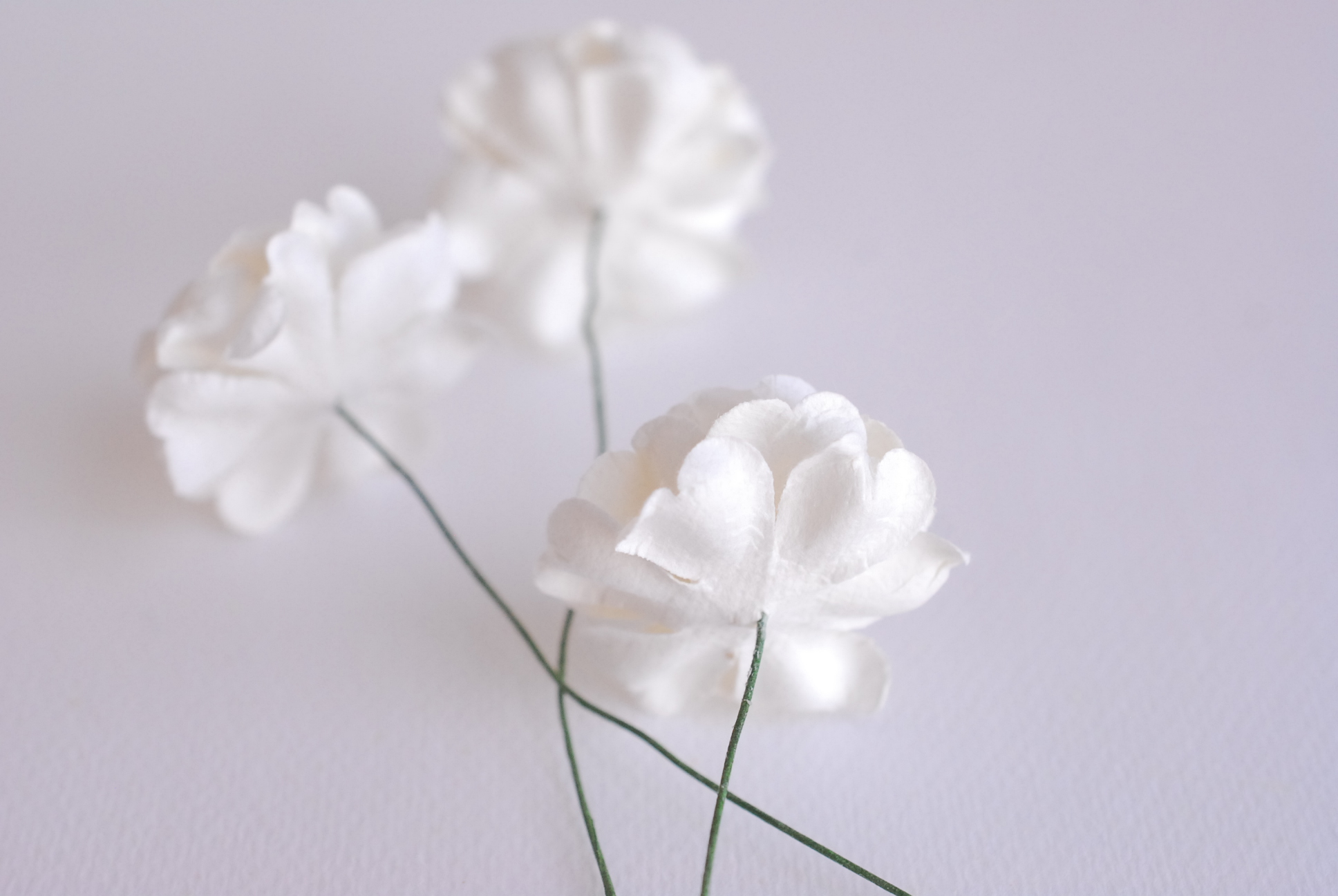 ดอกไม้กระดาษสา ดอกกุหลาบกระดาษสา 5ชั้น ดอกไม้กุหลาบ ดอกไม้ประดิษฐ์ สำหรับตกแต่ง หรืองานแต่งงาน สีขาวครีม ขนาด 3.5 cm. จำนวน 25 ดอก Paper flowers, handmade flowers, small roses paper 5 layers size 3.5 cm. 25 pieces, of-white color.