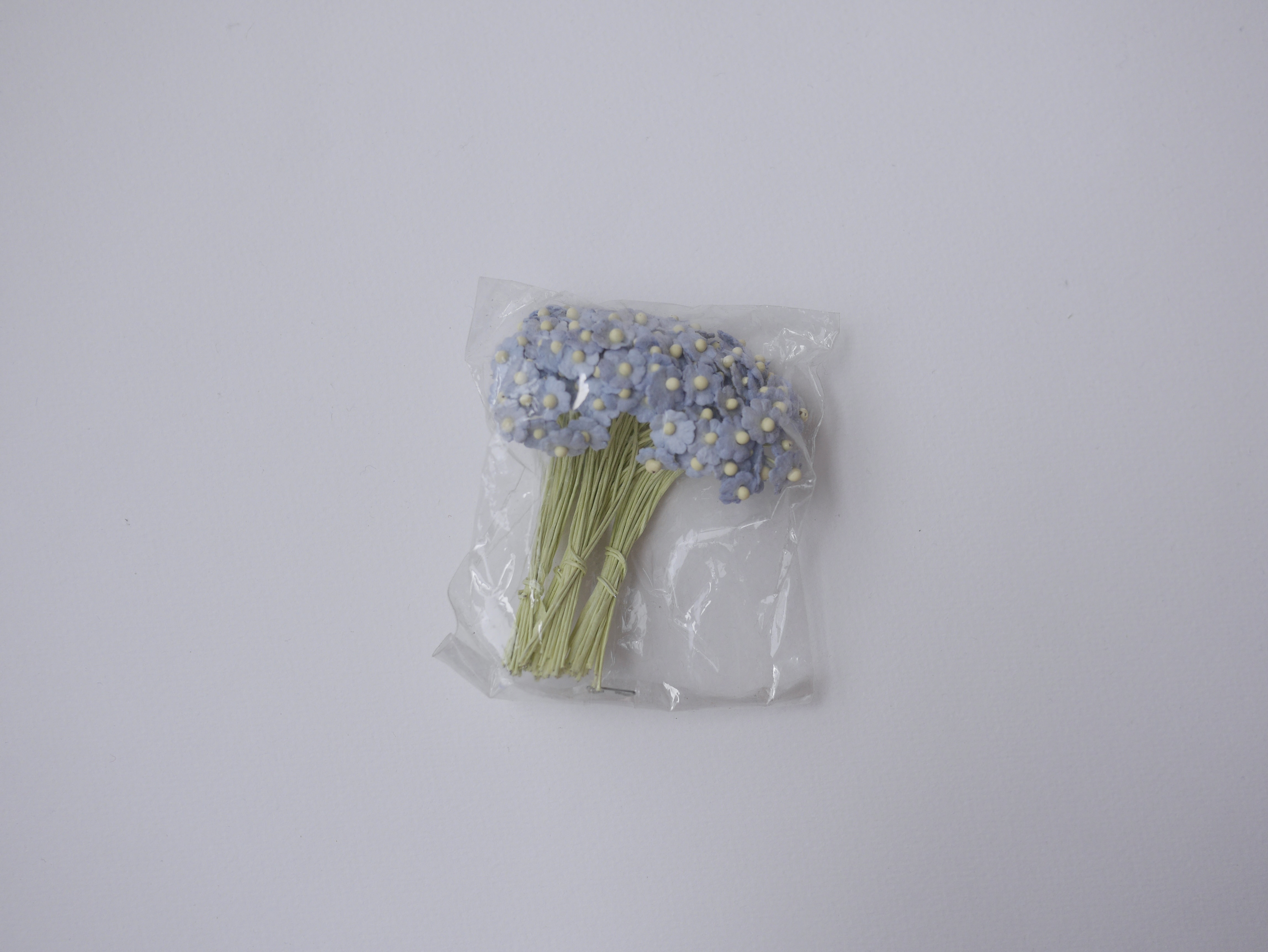 ดอกไม้กระดาษสา ดอกไม้กระดาษสาราคาส่ง ดอกไม้กระดาษสำหรับตกแต่ง งานแต่งงาน หรือติดของชำร่วย ดอกไม้จิ๋ว 100 ดอก ขนาด 0.6 cm. สีฟ้าตุ่น Small Paper Flower with stem, , 100 pcs., size 0.5 cm., small creeping ladies flowers 1 layer, wooden blue color.