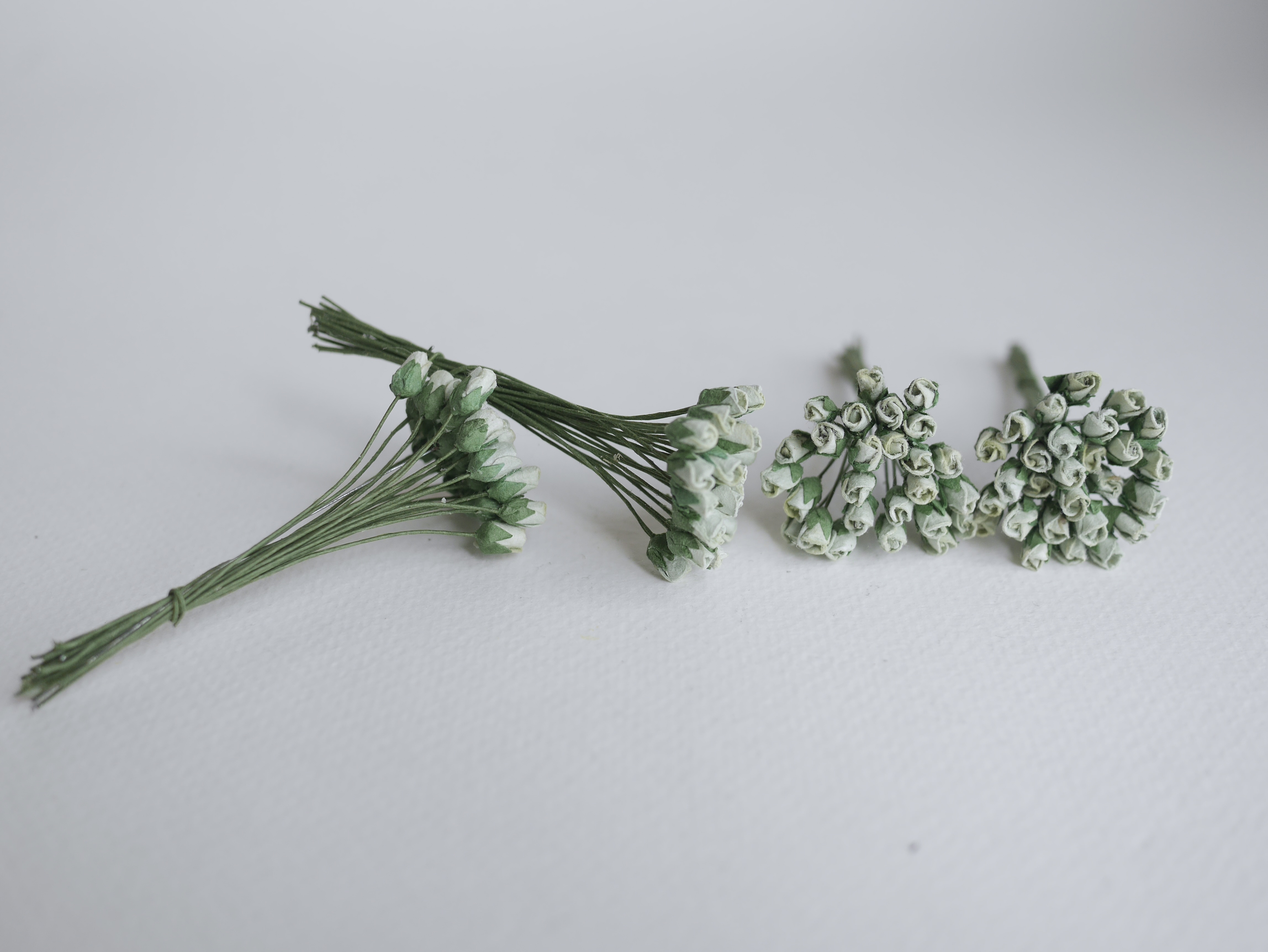 ดอกไม้กระดาษสา ดอกไม้กระดาษสา งานประดิษฐ์ ดอกไม้ทำข้อมือเพื่อนเจ้าสาว แต่งงาน, ดอกกุหลาบตูม 100 ดอก สีเขียวตุ่น ขนาด 0.5x0.8 cm. paper flowers, budding roses flower 0.5x0.8 cm. 100 pieces. pale greentea color.