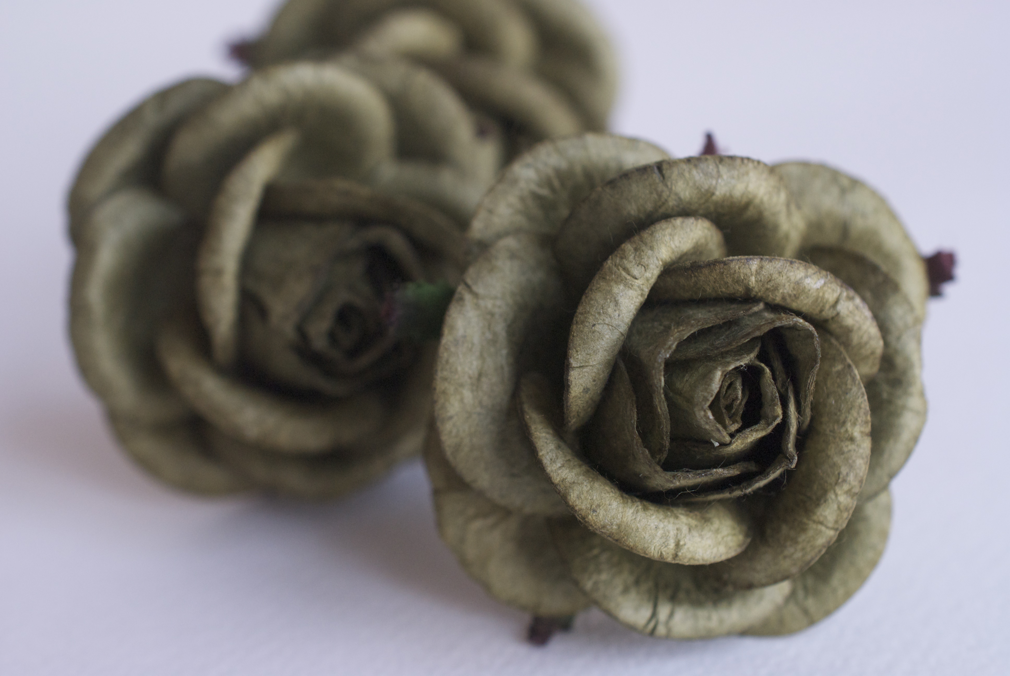 ดอกไม้กระดาษสา ดอกไม้กุหลาบกระดาษ ดอกไม้ประดิษฐ์ ดอกกุหลาบสีเขียวทหารเข้ม งานแต่งงาน ตกแต่งของชำร่วย, งานแต่งงาน สีชมพูปัดขาว ขนา่ด 4.5 cm., Paper flower,20 Pieces mulberry rose, 4.5 cm. dark green army color.