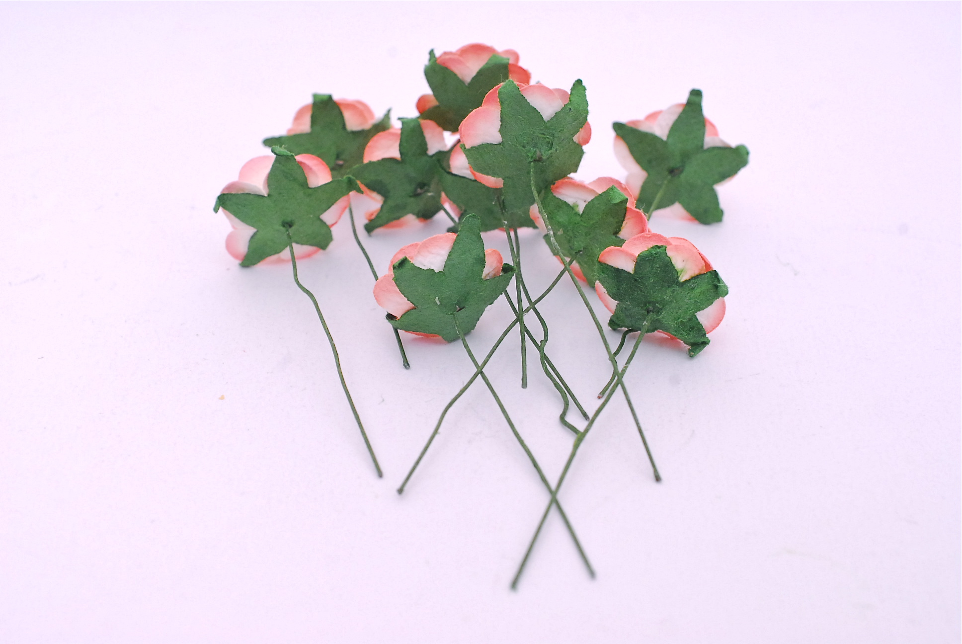 Paper Flowers size 2 cm., mini roses magenta brush color, 50 pcs. ดอกไม้กระดาษสาสีส้มพีชปัดครีมขนาด 2 cm. จำนวน 50 ดอก สำเนา