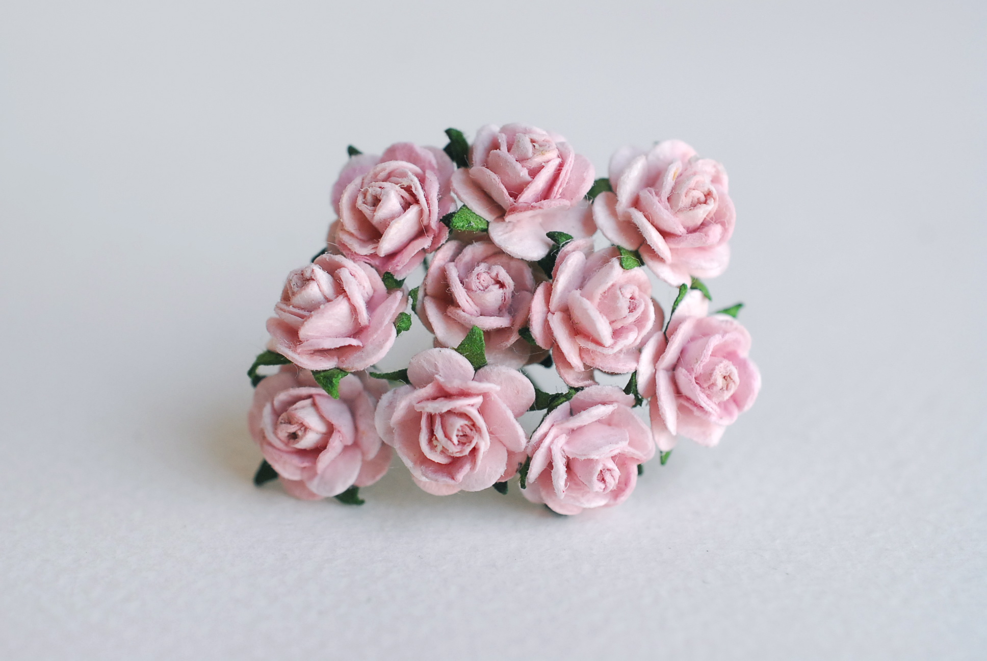 ดอกไม้กระดาษสาสำหรับตกแต่ง ของชำร่วย ดอกกุหลาบ ดอกกุหลาบสีแดง กระดาษสา สีม่วงอ่อนขนาด 1 cm. จำนวน 100 ดอก/1 ถุง