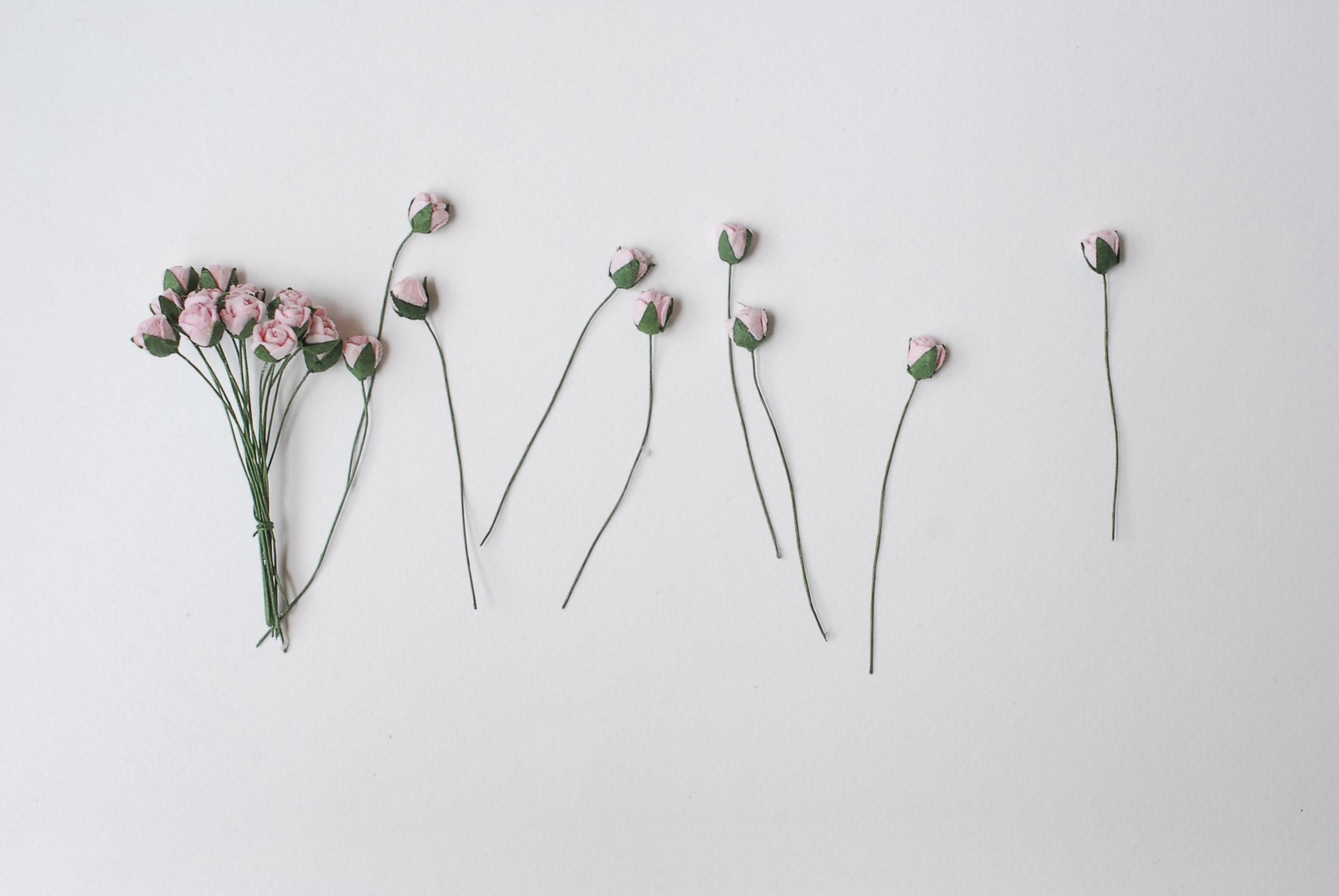 ดอกไม้กระดาษสา ดอกไม้กระดาษสา จตุจักร งานประดิษฐ์ ดอกไม้ทำข้อมือเพื่อนเจ้าสาว แต่งงาน, ดอกกุหลาบตูม 50 ดอก สีชมพู ขนาด 0.8x 0.8 cm. paper flowers, budding roses flower 0.8 x0.8 cm. 50 pieces.pink color