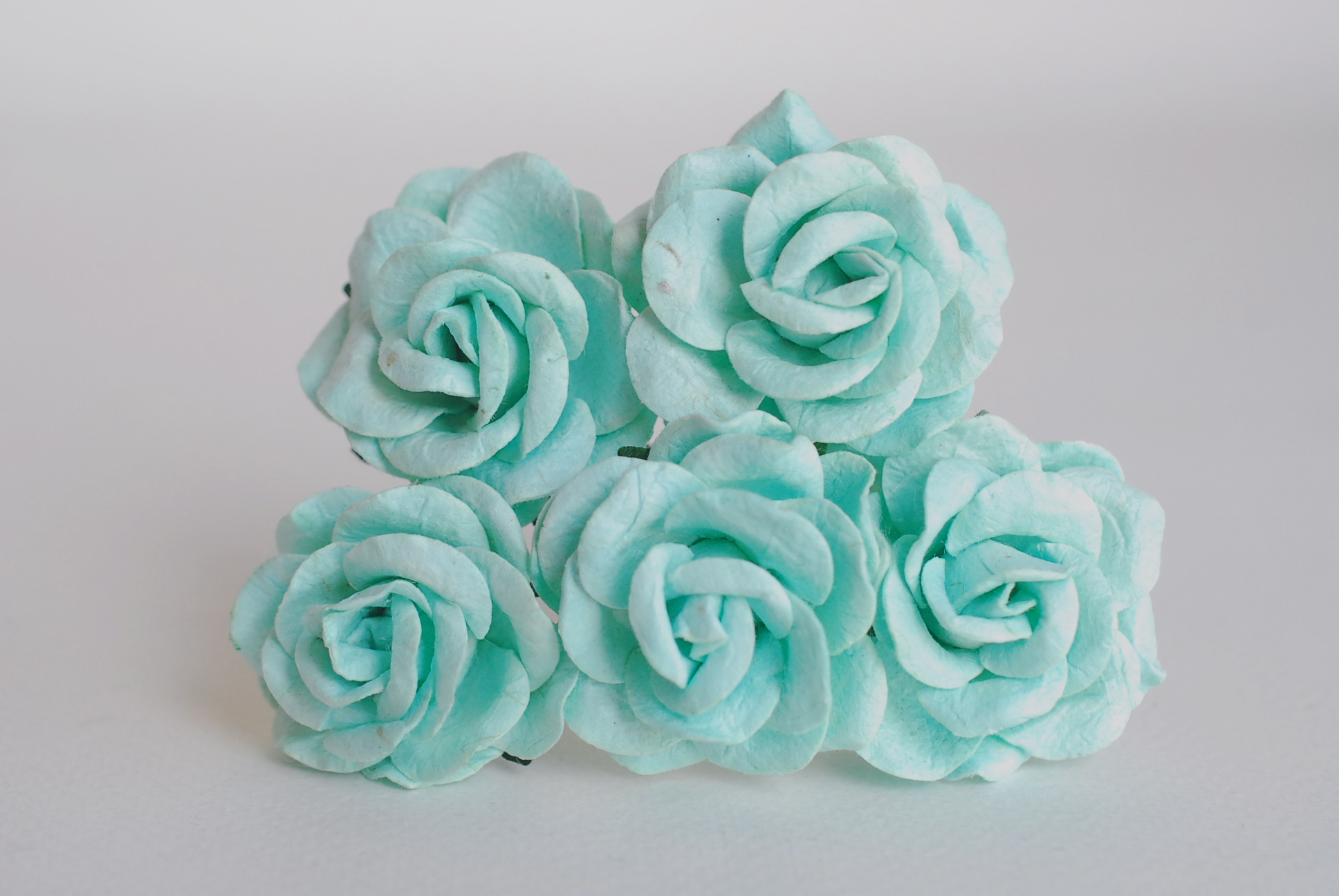 ดอกไม้กระดาษสา ดอกกุหลาบกระดาษสา ดอกไม้กุหลาบ กลีบโค้ง ดอกไม้ประดิษฐ์ สำหรับตกแต่ง หรืองานแต่งงาน สีมิ้นท์ ขนาด 3.5 cm. จำนวน 25 ดอก Paper flowers, handmade flowers, small roses paper size 3.5 cm. 25 pieces, mint color.