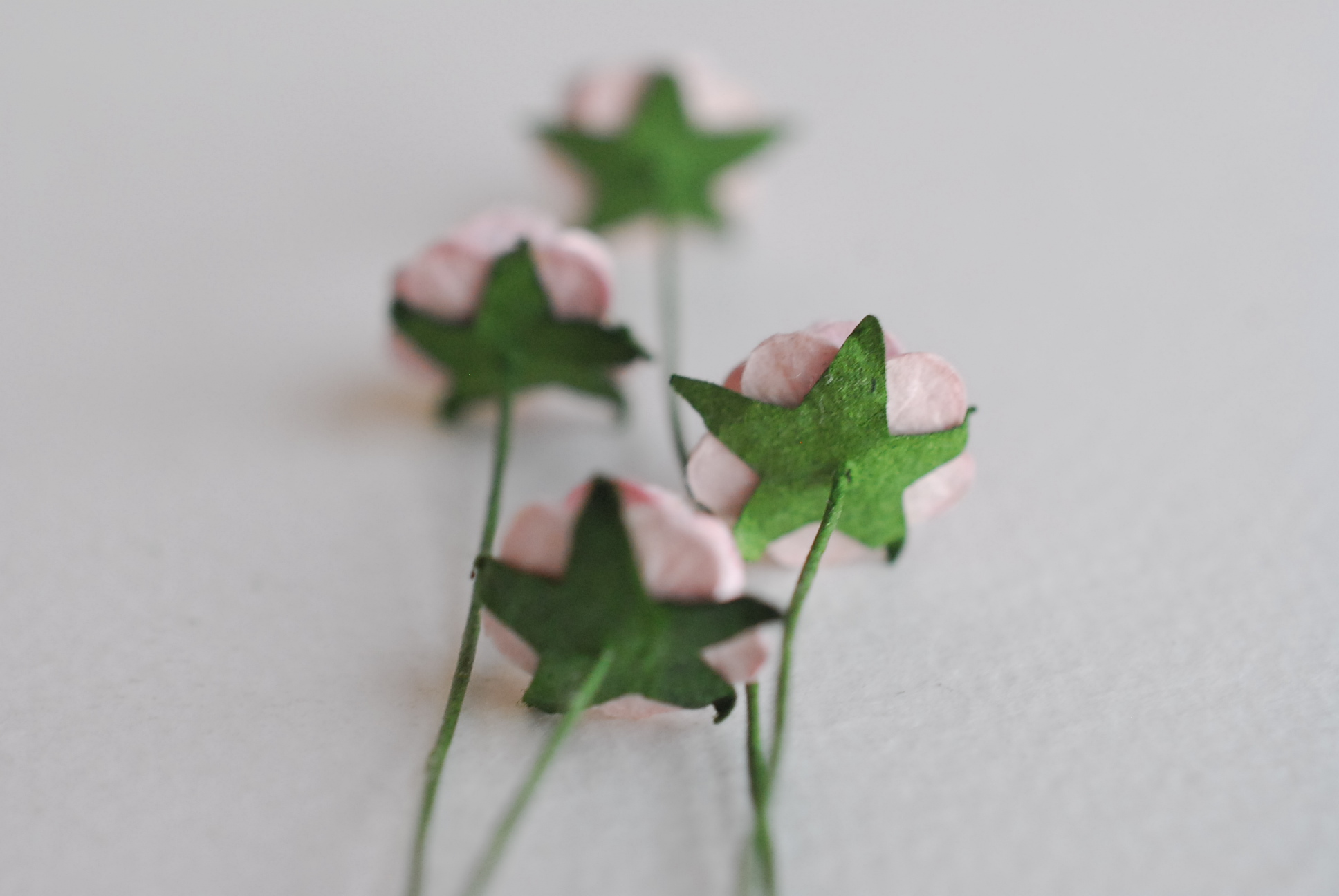 ดอกไม้กระดาษสาสำหรับตกแต่ง ของชำร่วย ดอกกุหลาบ ดอกกุหลาบสีแดง กระดาษสา สีม่วงอ่อนขนาด 1 cm. จำนวน 100 ดอก/1 ถุง