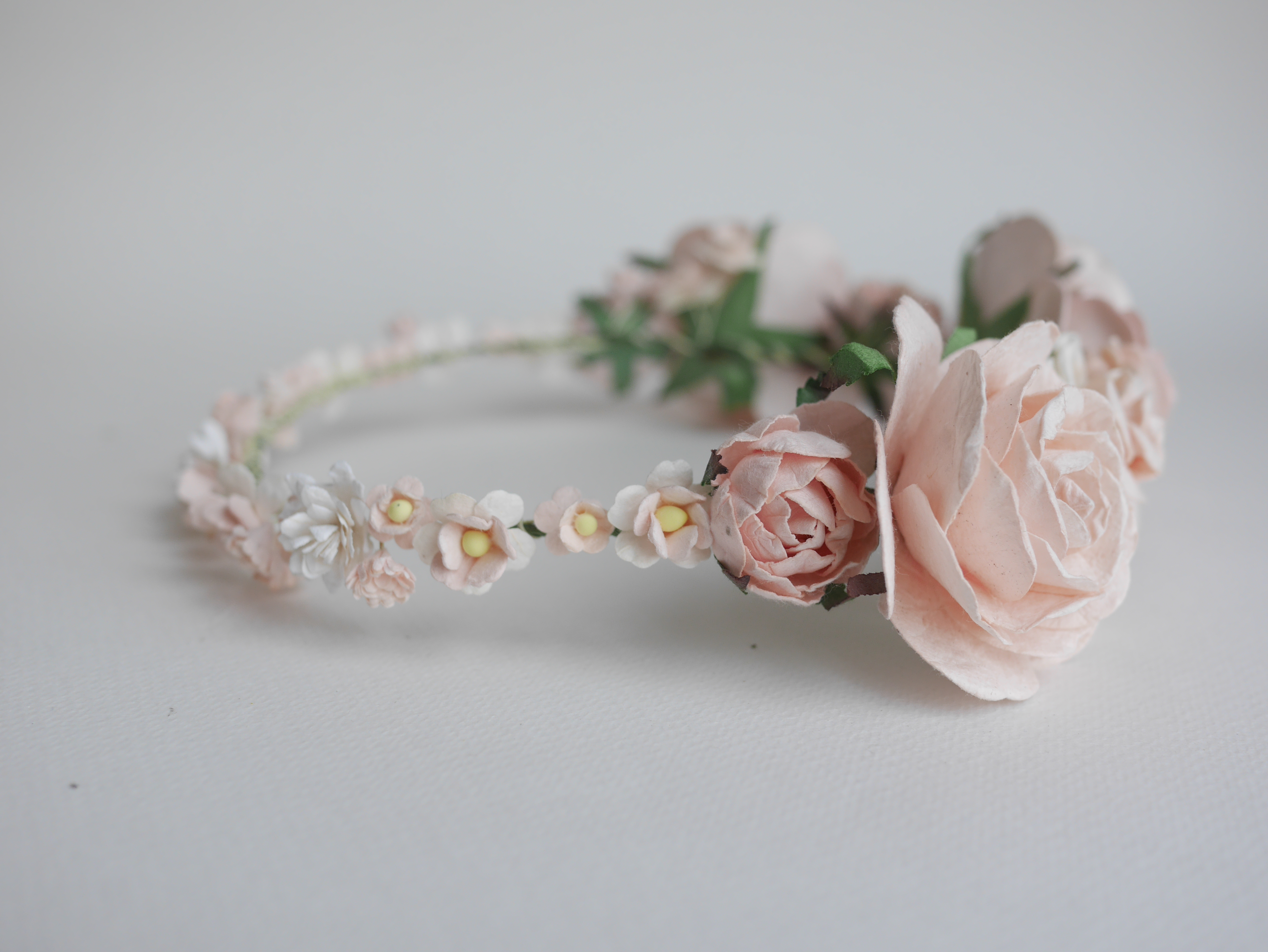 มงกุฎดอกไม้กระดาษ งานแต่งงาน งานรับปริญญา ดอกไม้ประดิษฐ์ งานประดิษฐ์ DIY โทนสีชมพูพีช ดอกกุหลาบกระดาษสา และดอกไม้กระดาษสาขนาดเล็ก Handmade corsages 1 ชิ้น DIY corsage yellow-pastel pink brown tone, big rose flowers 1 piece.