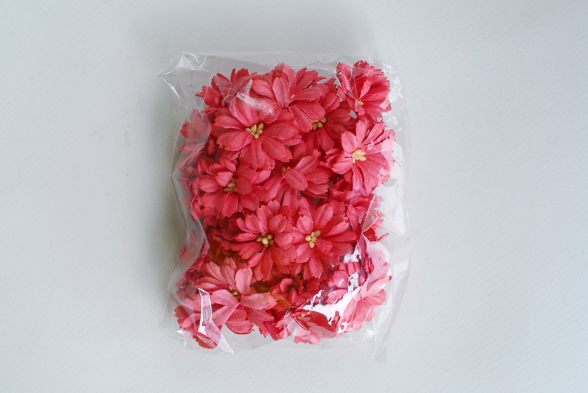 ดอกไม้กระดาษสา ดอกไม้ประดิษฐ์จากกระดาษสา ดอกเดซี่ ดอกไม้กระดาษสาขายส่ง ดอกไม้ประดิษฐ์ ดอกไม้ทำข้อมือเพื่อนเจ้าสาว ดอก daisy ขนาด 3.5 cm. จำนวน 25 ดอก สีชมพูแดง Paper Flower, 25 Daisy Flowers, size 4.5 cm., pink rouge color