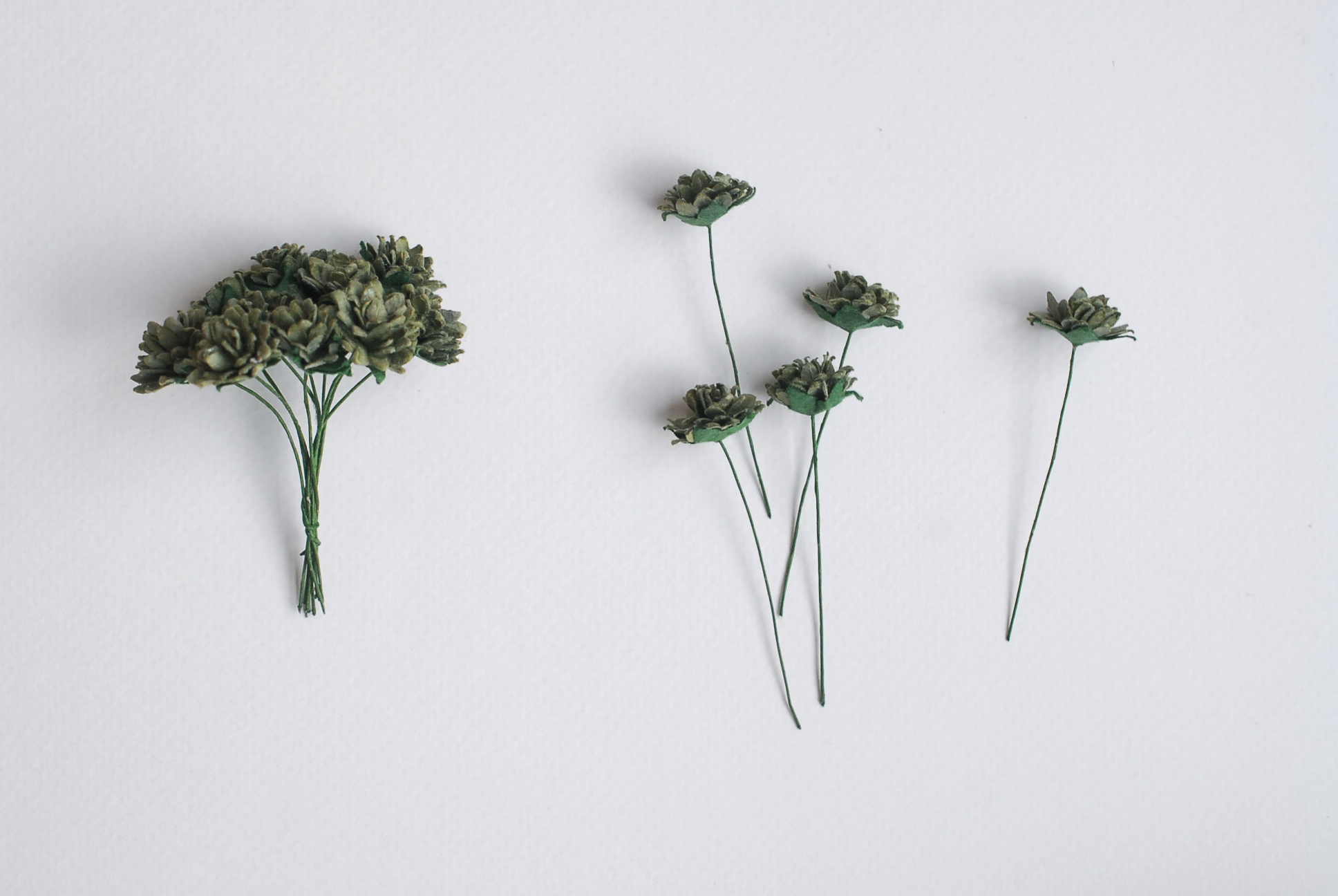 ดอกไม้ประดิษฐ์, ดอกไม้กระดาษสา, ดอก gypsophila, ดอกยิปโซ งานประดิษฐ์ตกแต่งของชำร่วย, ดอกไม้ทำพานพุ่ม,พานพวงมาลัย, พานรับไหว้, ขนาด 1.5 cm. สีเขียวตุ่น