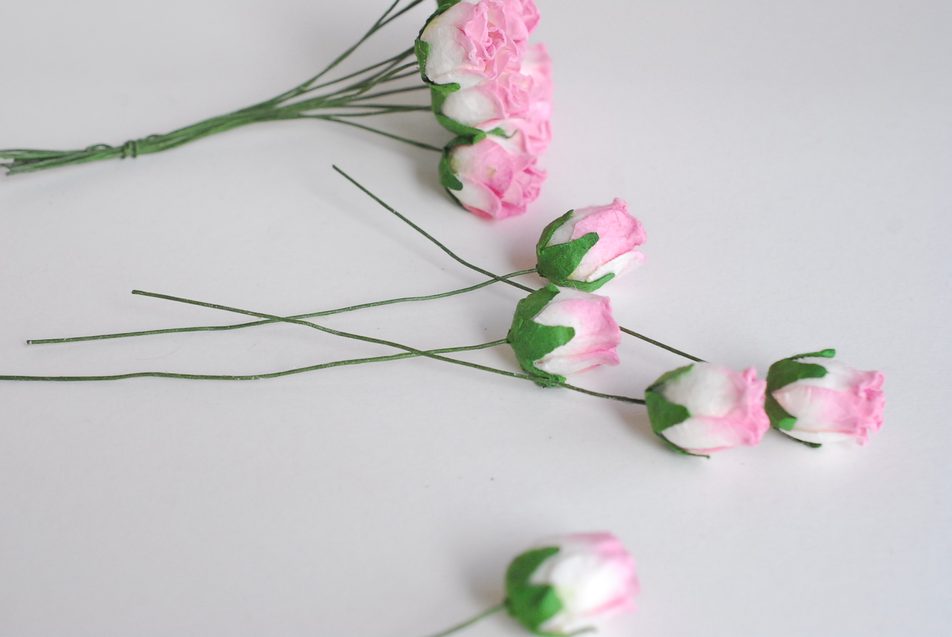 ดอกไม้กระดาษสา ดอกไม้กระดาษสา จตุจักร งานประดิษฐ์ ดอกไม้ทำข้อมือเพื่อนเจ้าสาว แต่งงาน, ดอกกุหลาบตูม 50 ดอก สีชมพูปัดขาว ขนาด 1.5 x 1.5 cm. paper flowers, budding roses flower 1.5x1.5 cm. 50 pieces. pale pink brush white color.