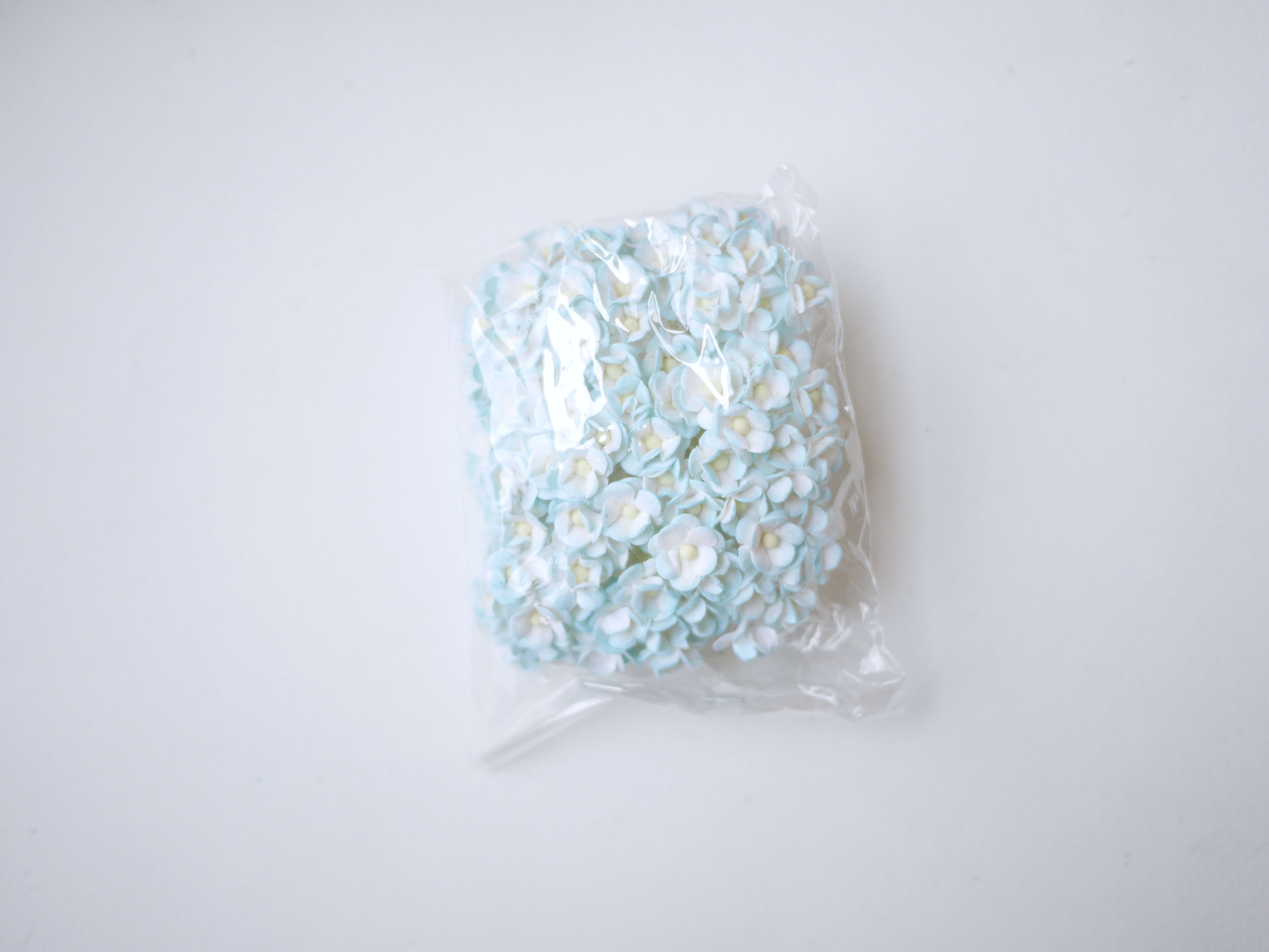 ดอกไม้กระดาษสา ราคาส่ง, ดอกไฮเดรนเยียกระดาษสา ดอกไม้ประดิษฐ์ ตกแต่งงานแต่งงาน ประดิษฐ์ข้อมือ เพื่อนเจ้าสาว ขนาด 1.5 cm., สำหรับของชำร่วย, งานแต่งงาน, ดอกไม้ทำข้อมือเจ้าสาว สีฟ้าอ่อนปัดขาว จำนวน 100 ดอก Paper flower,100 Pieces mulberry hydenyia, blue-sky b