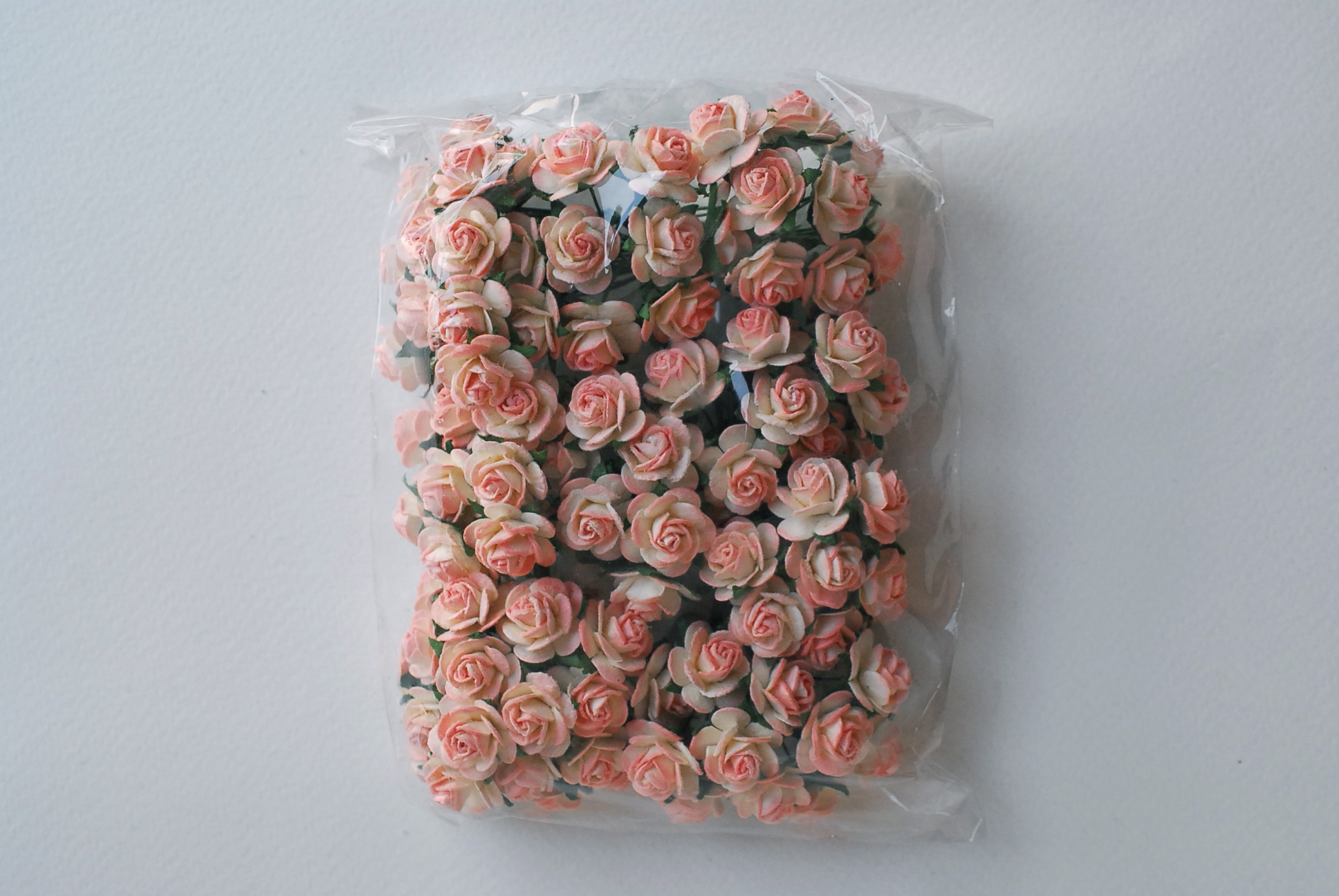 ดอกไม้กุหลาบกระดาษ ดอกไม้กระดาษสา, ดอกกุหลาบจิ๋ว, ดอกไม้กระดาษสาขายส่ง สีพีชอ่อนปัดขาวขนาด 1.5 cm. จำนวน 100 ดอก Paper Flowers size 1.5 cm., mini roses soft peach brush white color, 100 pcs.