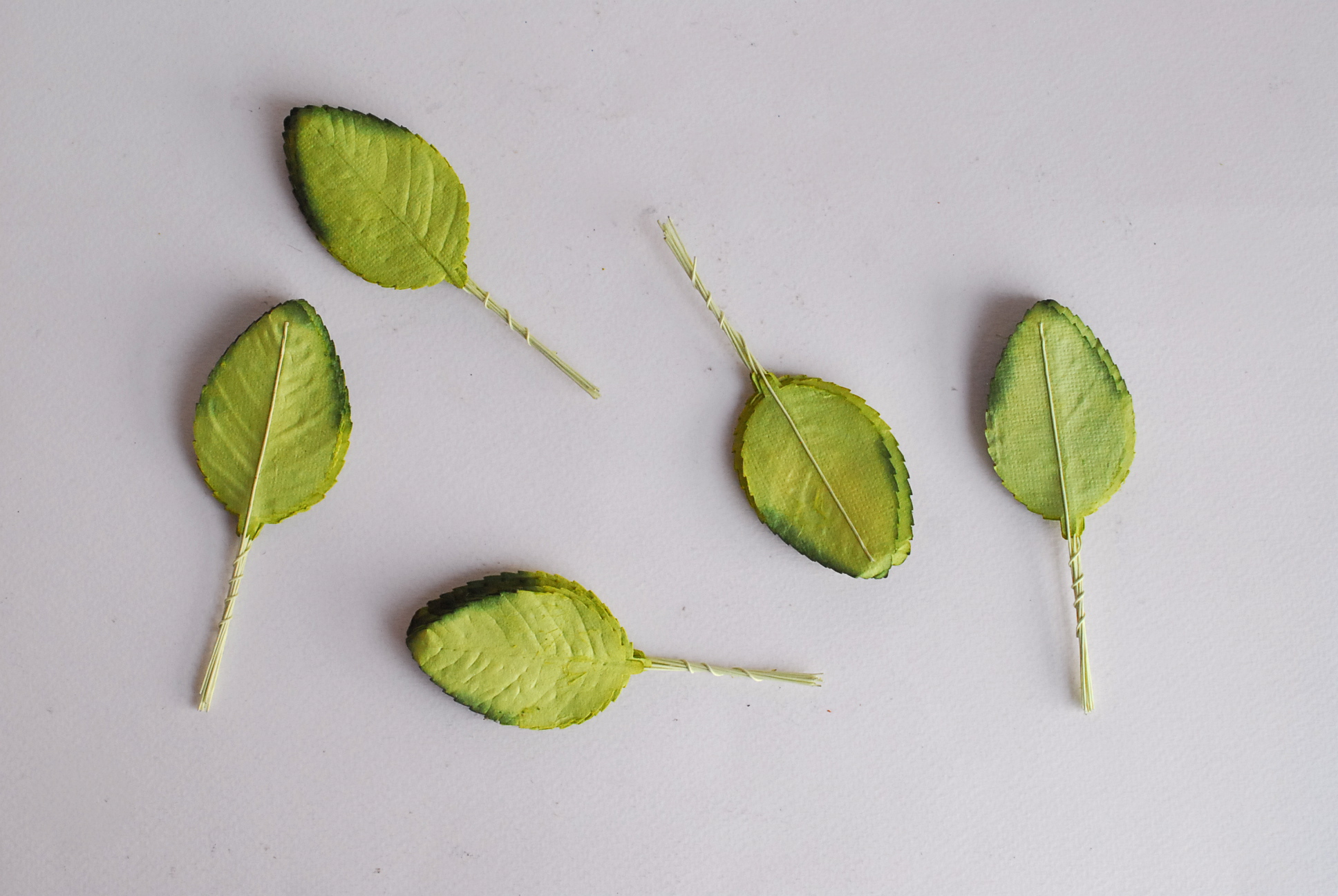 ใบไม้กระดาษ ใบไม้กระดาษสา ราคาส่ง,ใบไม่้กุหลาบกระดาษ สำหรับดอกกุหลาบกระดาษสา ใบไม้ประดิษฐ์ สำหรับตกแต่ง หรืองานแต่งงาน สีเขียวปัดเขียวเข้ม ขนาด6x4.5 cm. จำนวน 50 ใบ