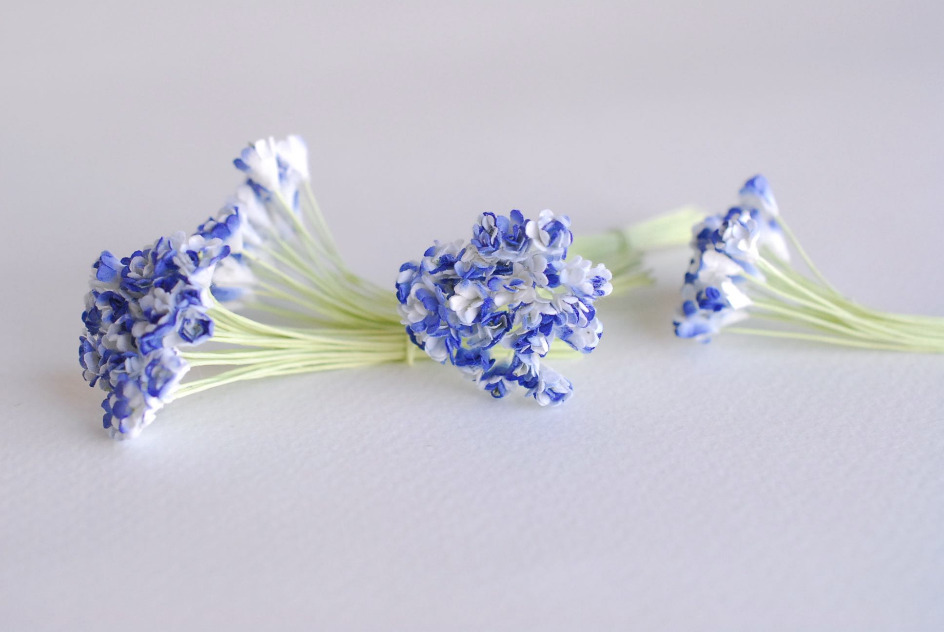 ดอกไม้ประดิษฐ์, ดอกไม้กระดาษสา, ดอก gypsophila, ดอกยิปโซ งานประดิษฐ์ตกแต่งของชำร่วย, ดอกไม้ทำพานพุ่ม, พานรับไหว้, ขนาด 0.4 cm. สีน้ำเงินปัดขาว