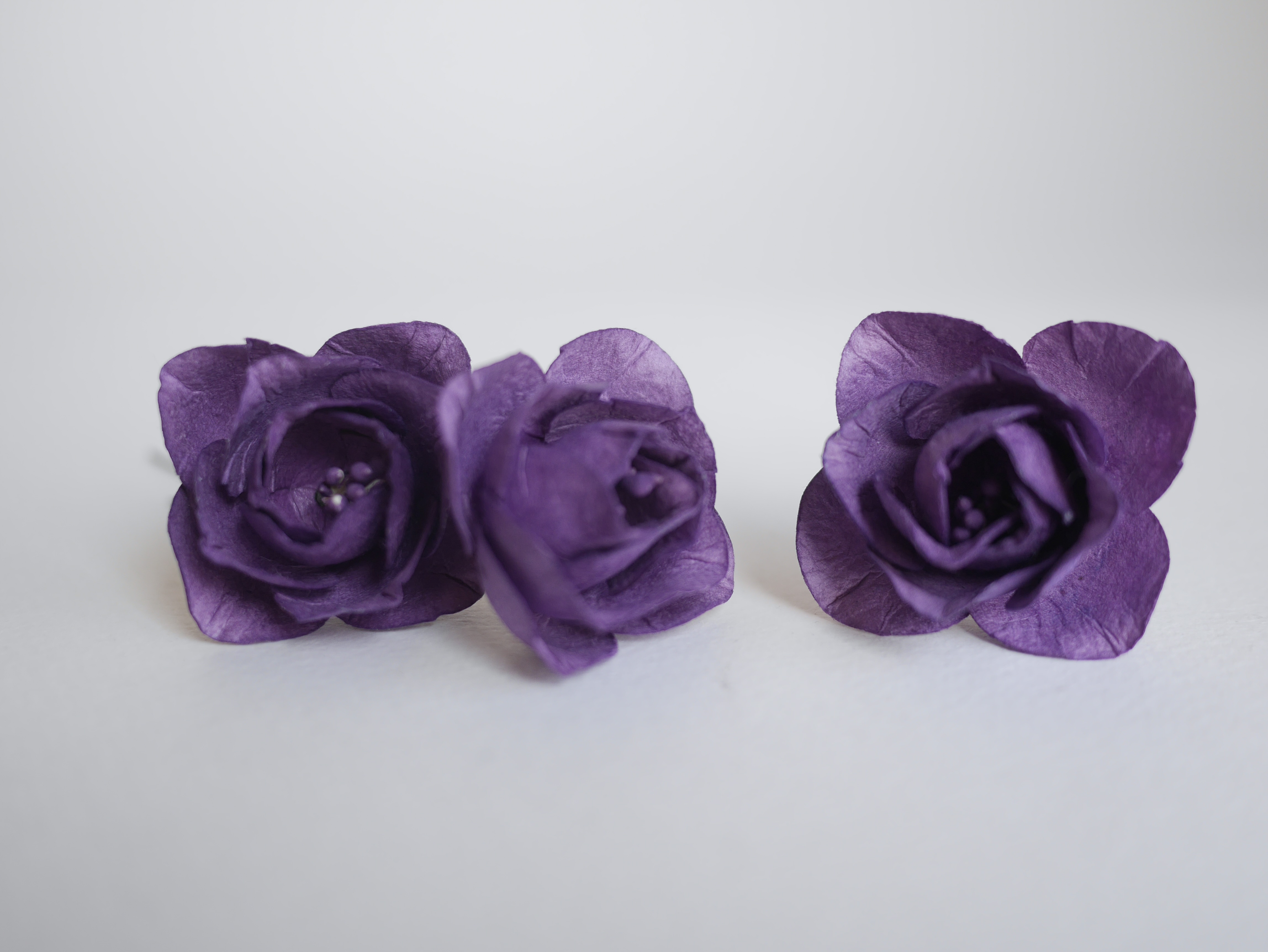 ดอกไม้กระดาษสา ดอกโลตัสอินโดนิเซียกระดาษ ดอกไม้กระดาษสาราคาส่ง ดอกไม้กระดาษสำหรับตกแต่งของชำร่วย งานแต่งงาน ทำช่อดอกไม้ติดอกเจ้าบ่าว ข้อมือดอกไม้เจ้าสาว ขนาด 4.5 cm. 20 ดอก สีม่วงเข้ม Paper flowers supplies: DIY wedding tools, Lotus with pollens, dark pur