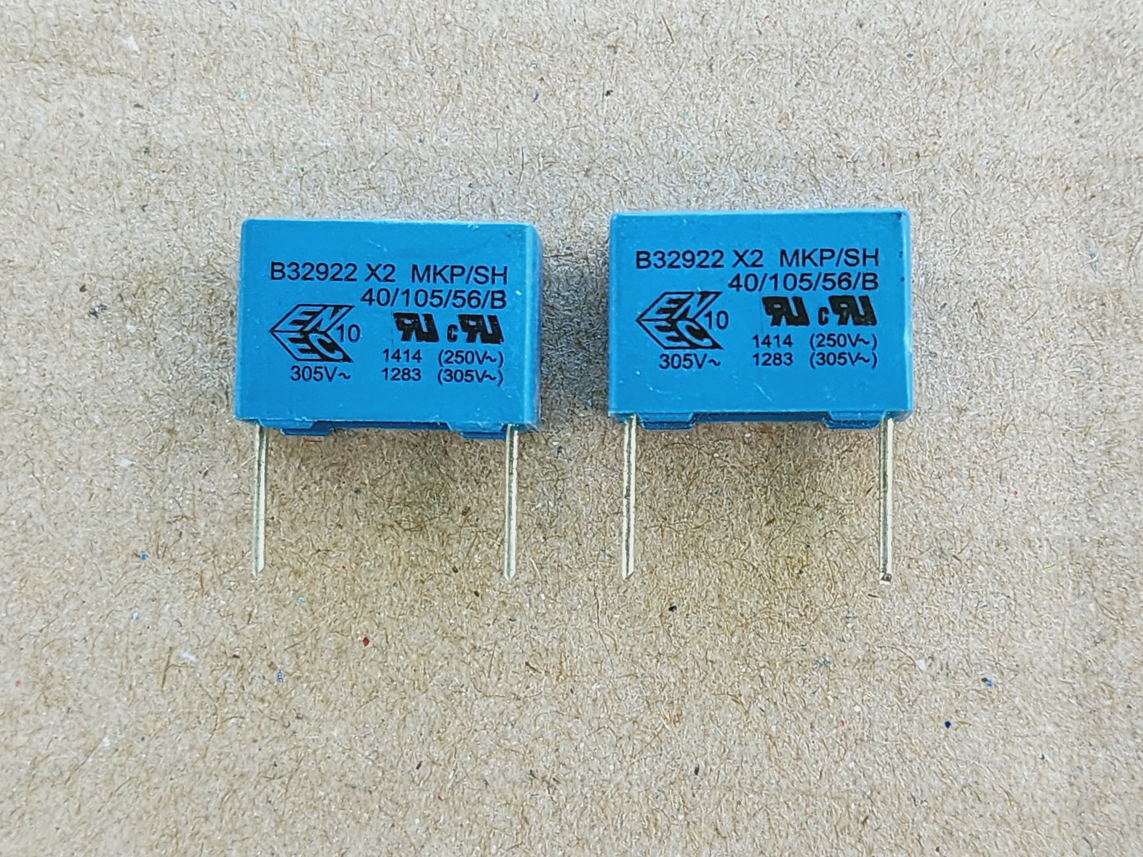 รูปคาปาซิเตอร์ชนิดฟิล์มแบบต่างๆ เป็นคาปาซิเตอร์ชนิดไม่มีขั้ว และ สัญลักษณ์ C ไม่มีขั้ว