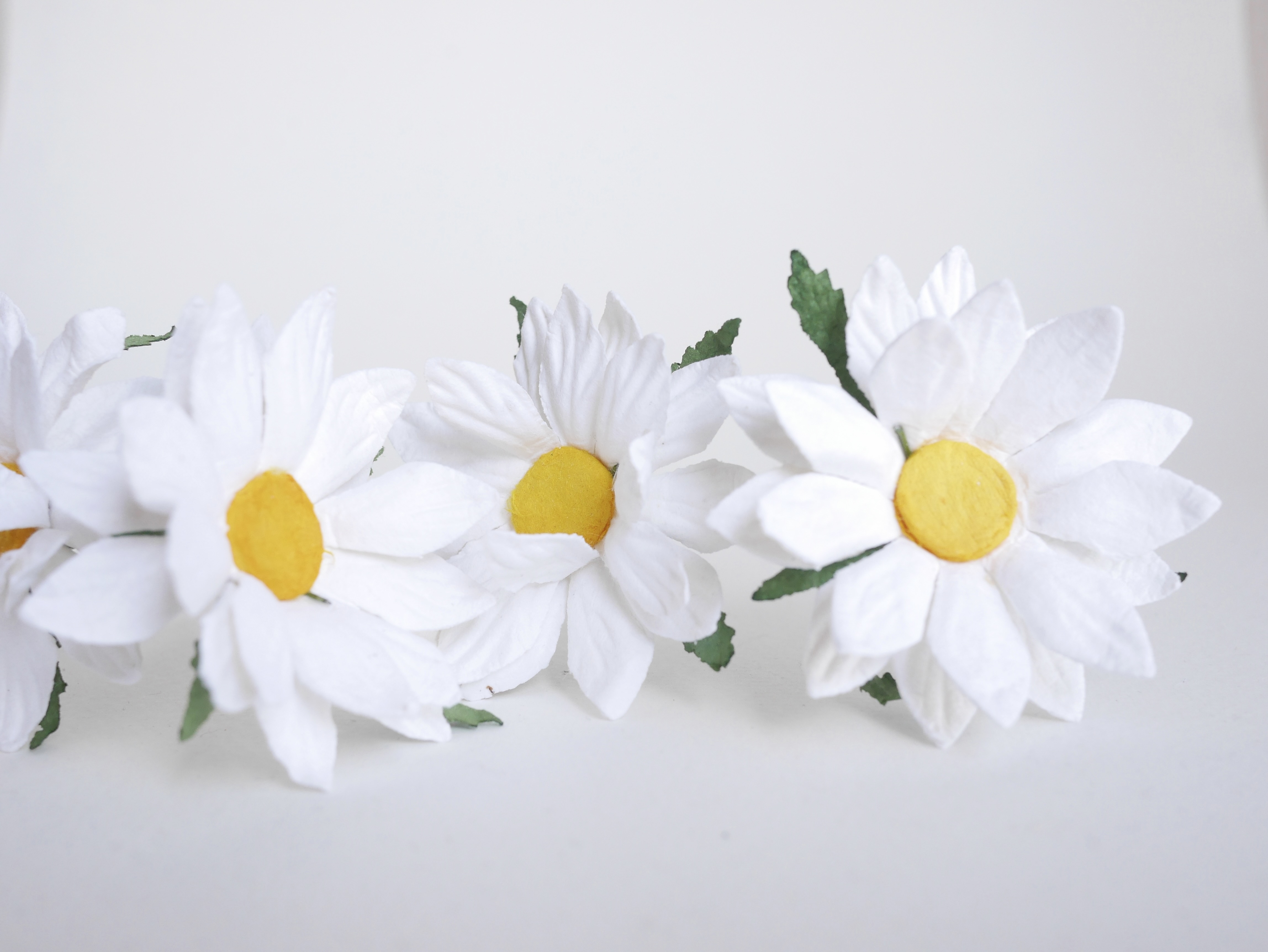 ดอกไม้กระดาษสา ดอกไม้ประดิษฐ์จากกระดาษสา ดอกเดซี่ เกสรสีทอง ดอกไม้กระดาษสาขายส่ง ดอกไม้ประดิษฐ์ ดอกไม้ทำข้อมือเพื่อนเจ้าสาว ดอก daisy ขนาด 5cm. จำนวน 25 ดอก สีขาว Paper Flower, 25 Daisy Flowers, white color, size 6 cm., yellow pollen.