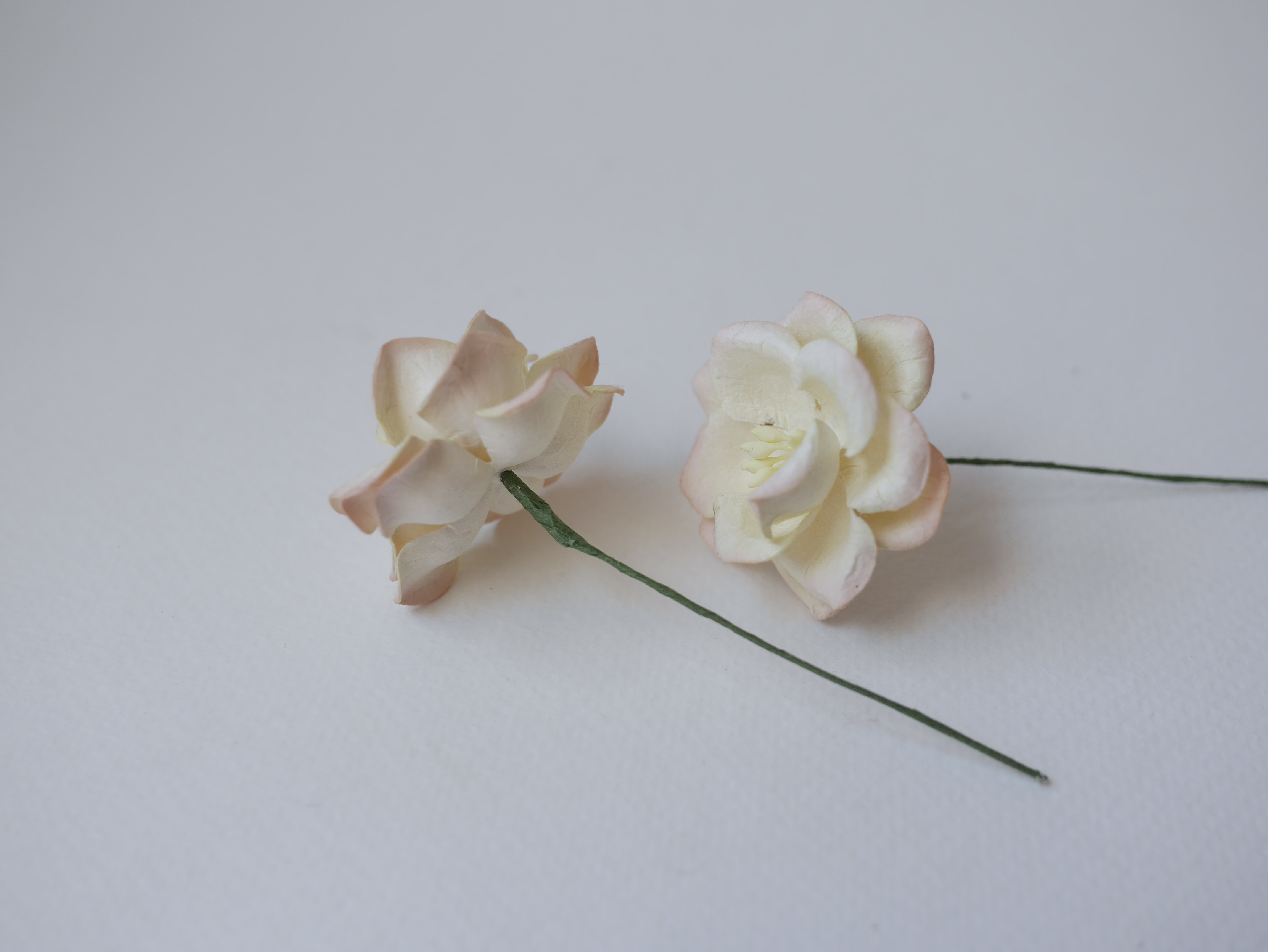 ดอกไม้กระดาษสา ดอกกุหลาบกระดาษสา ดอกไม้กุหลาบ กลีบโค้ง ดอกไม้ประดิษฐ์ สำหรับตกแต่ง หรืองานแต่งงาน สีพีชอ่อนปัดครีมขนาด 3.5 cm. จำนวน 25 ดอก เกสรสีครีม Paper flowers, handmade flowers, small roses paper size 3.5 cm. 25 pieces, peach brush cream color. poll