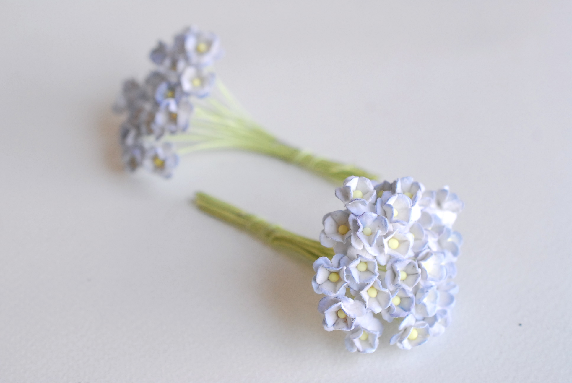 ดอกไม้กระดาษสา ดอกไม้กระดาษสาราคาส่ง ดอกไม้กระดาษสำหรับตกแต่ง งานแต่งงาน หรือติดของชำร่วย ดอก creeping lady 100 ดอก ขนาด 0.8 cm. สีฟ้าตุ่นปัดขาว Small Paper Flower with stem, , 100 pcs., size 0.8 cm., creeping flowers 2 layers, pale blue brush color.