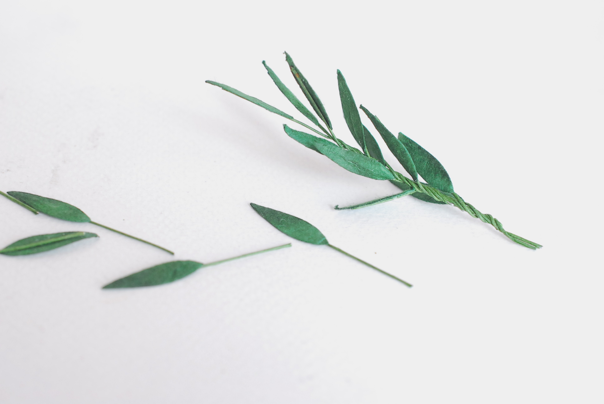 ใบไม้กระดาษ ใบไม้กระดาษสา ราคาส่ง,ใบไม่้กุหลาบกระดาษ สำหรับดอกมะลิกระดาษสา ใบไม้ประดิษฐ์ สำหรับตกแต่ง หรืองานแต่งงาน สีเขียวเข้ม rosemary ขนาด 1.00x2.5 cm. จำนวน 100 ใบ