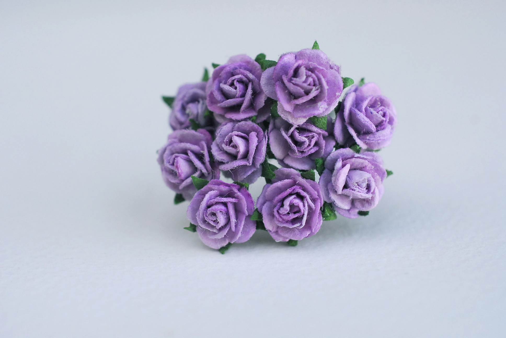 ดอกไม้กระดาษสาสำหรับตกแต่ง ของชำร่วย ดอกกุหลาบ ดอกกุหลาบสีแดง กระดาษสา สีม่วงขนาด 1 cm. จำนวน 100 ดอก/1 ถุง