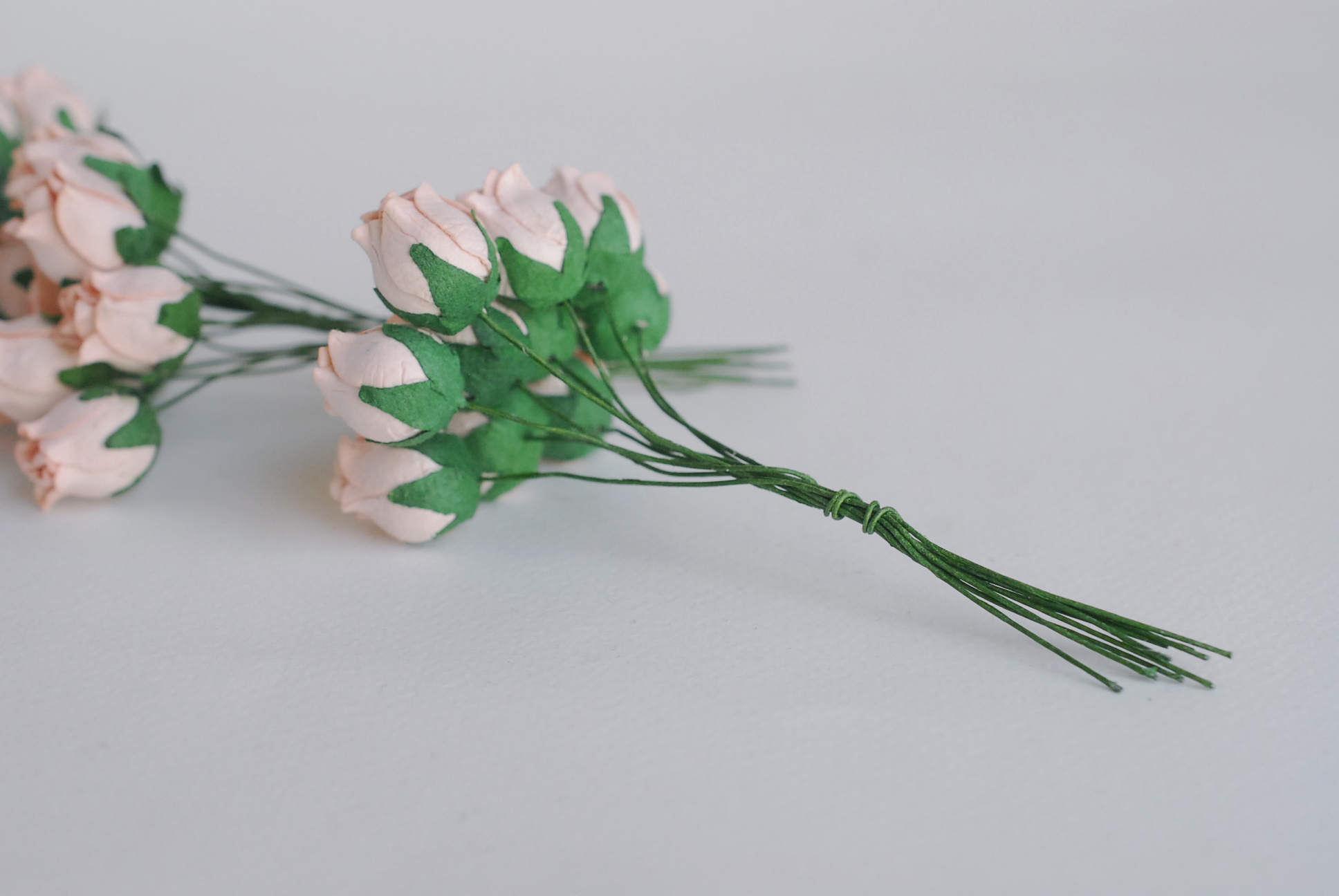 ดอกไม้กระดาษสา ดอกไม้กระดาษสา จตุจักร งานประดิษฐ์ ดอกไม้ทำข้อมือเพื่อนเจ้าสาว แต่งงาน, ดอกกุหลาบตูม 50 ดอก สีพีชอ่อน ขนาด 1.5 cm. paper flowers, budding roses flower 1.5 cm. 50 pieces. pale peach color.