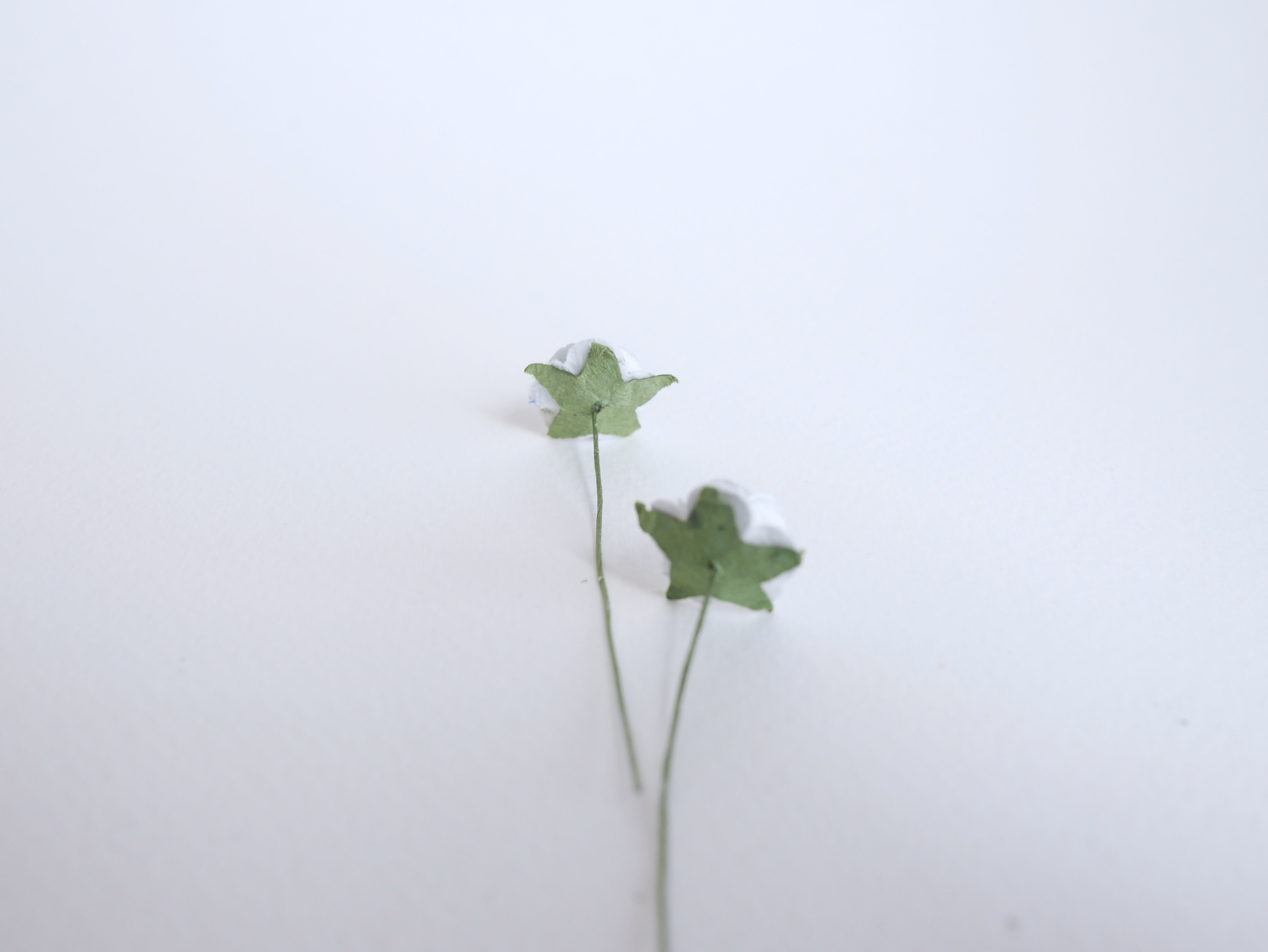 ดอกไม้กุหลาบกระดาษ ดอกไม้กระดาษสา, ดอกกุหลาบจิ๋ว, ดอกไม้กระดาษสาขายส่ง สีเทาอ่อนผสมฟ้าอ่อน ขนาด 1.5 cm. จำนวน 100 ดอก Paper Flowers size 1.5 cm., mini roses pale gray color, 100 pcs.