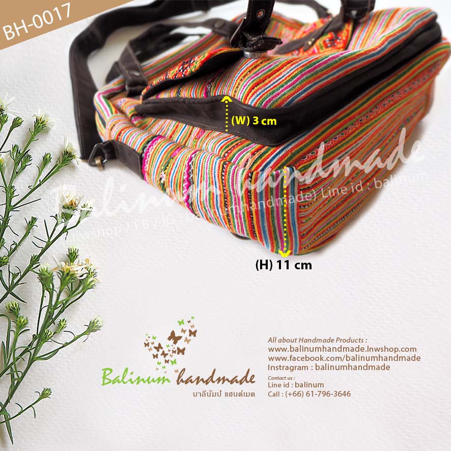 กระเป๋าถือและสะพายแฮนด์เมด ชาวเขาม้งลาว งานปักมือทั้งใบ ด้านในบุผ้าคล้ายกำมะหยี่สีน้ำตาล เนื้อนิ่มสบายมือ รวมถือสายสะพายด้วย สามารถถือหรือสะพายก็ได้ เลื่อนปรับสายสะพายได้ ด้านในมีพื้นที่จุมากๆ สามารถใส่ของได้หลายช่อง ใช้งานได้หลากหลาย และที่สำคัญเป็นกระเป แดง,ดำ (Red,Black)