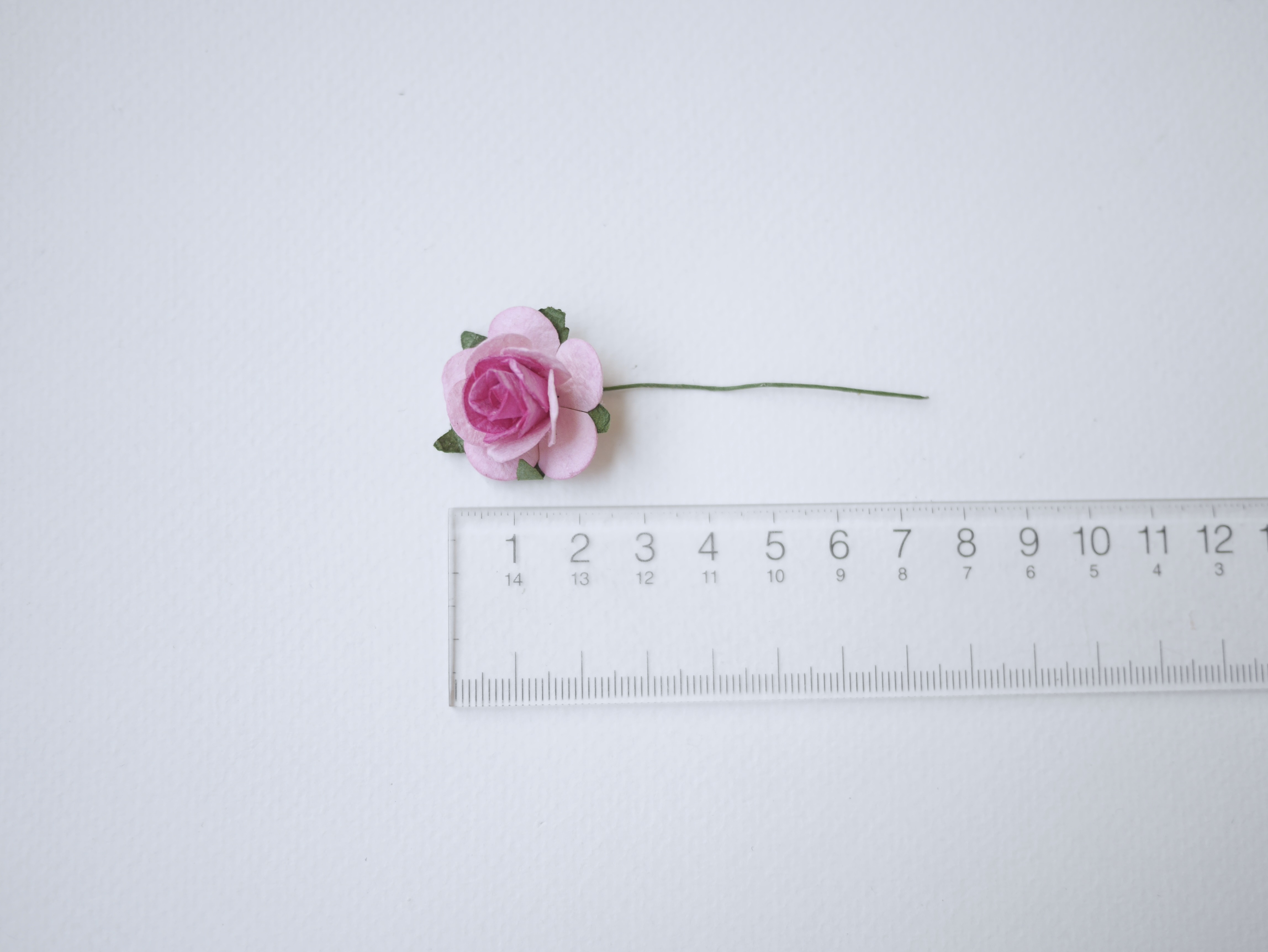 ดอกไม้กระดาษ ดอกไม้กระดาษสา ราคาส่ง,ดอกไม้กุหลาบกระดาษ ดอกกุหลาบกระดาษสา ดอกไม้ประดิษฐ์ สำหรับตกแต่ง หรืองานแต่งงาน ชมพู 2 tone ขนาด 2.5 cm. จำนวน 50 ดอก