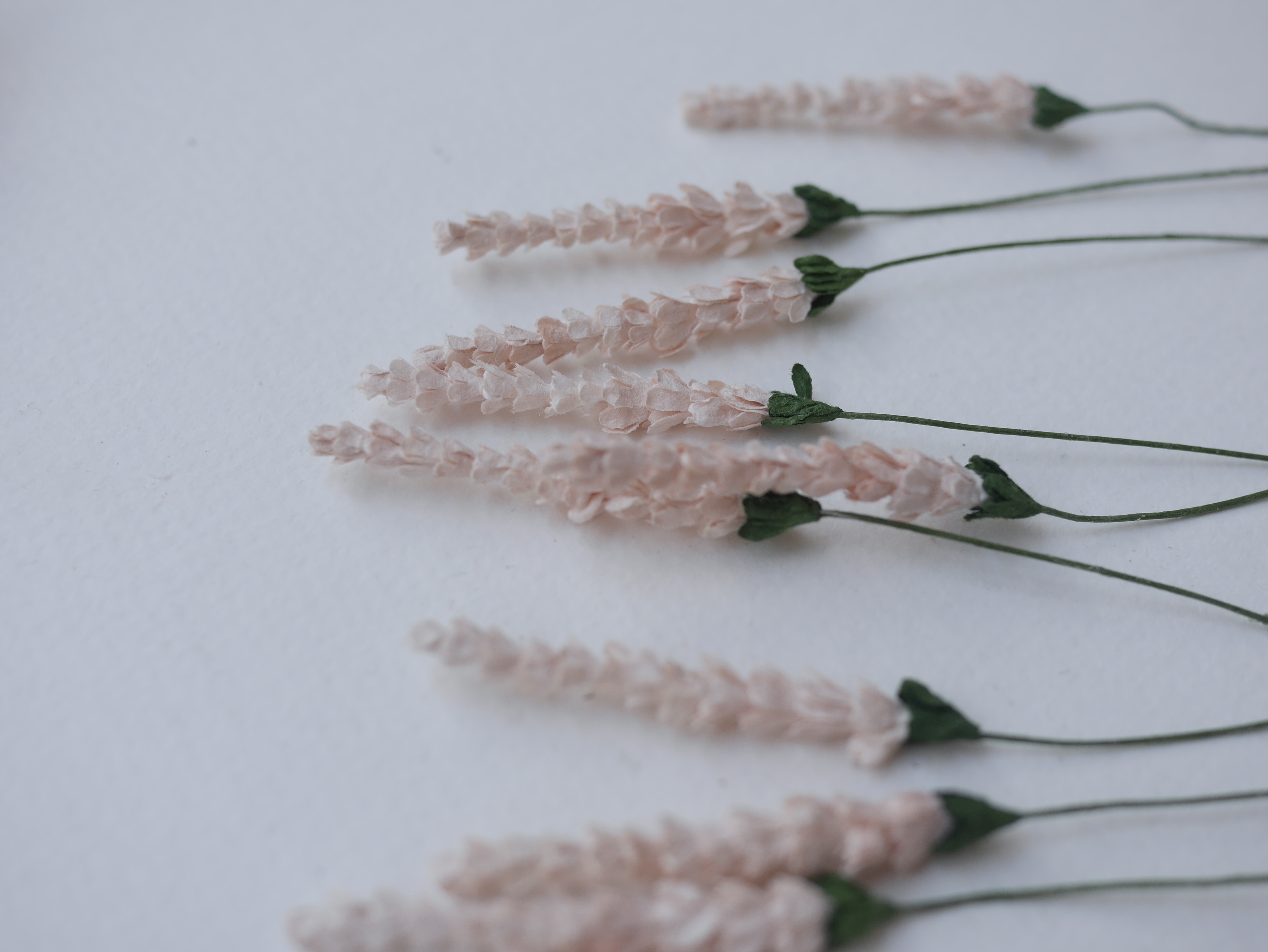 ดอกไม้ประดิษฐ์, ดอกไม้กระดาษสา, ดอกลาเวนเดอร์กระดาษ lavender, ดอกลาเวนเดอร์ กระดาษสา งานประดิษฐ์ตกแต่งของชำร่วย, ดอกไม้ทำพานพุ่ม, พานรับไหว้, ขนาด 1 cm. สีชมพูอ่อน