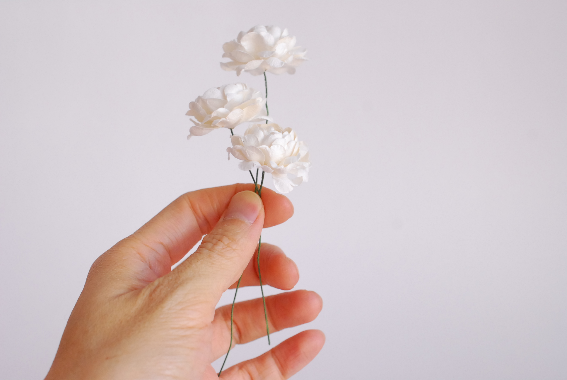 ดอกไม้กระดาษสา ดอกกุหลาบกระดาษสา 5ชั้น ดอกไม้กุหลาบ ดอกไม้ประดิษฐ์ สำหรับตกแต่ง หรืองานแต่งงาน สีขาวครีม ขนาด 3.5 cm. จำนวน 25 ดอก Paper flowers, handmade flowers, small roses paper 5 layers size 3.5 cm. 25 pieces, of-white color.