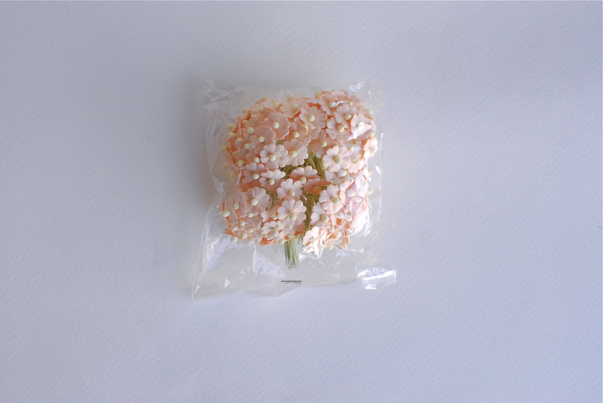 ดอกไม้กระดาษสา ดอกไม้กระดาษสาราคาส่ง ดอกไม้กระดาษสำหรับตกแต่ง งานแต่งงาน หรือติดของชำร่วย ดอกไม้จิ๋ว 100 ดอก ขนาด 1 cm. สีพีชพาสเทล Small Paper Flower with stem, , 100 pcs., size 1 cm., small creeping ladies flowers 1 layer, peach pastel color.