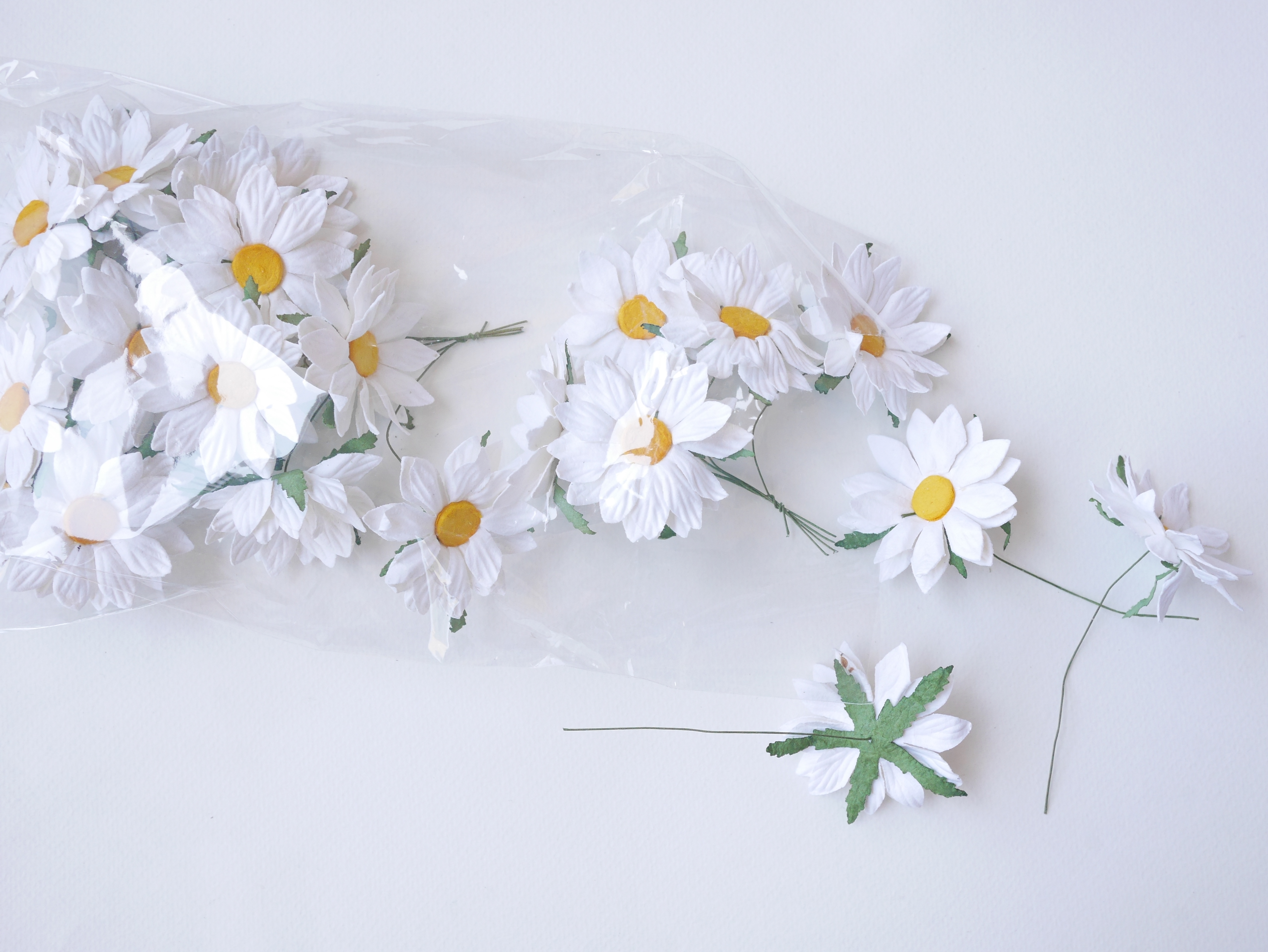 ดอกไม้กระดาษสา ดอกไม้ประดิษฐ์จากกระดาษสา ดอกเดซี่ เกสรสีทอง ดอกไม้กระดาษสาขายส่ง ดอกไม้ประดิษฐ์ ดอกไม้ทำข้อมือเพื่อนเจ้าสาว ดอก daisy ขนาด 5cm. จำนวน 25 ดอก สีขาว Paper Flower, 25 Daisy Flowers, white color, size 6 cm., yellow pollen.
