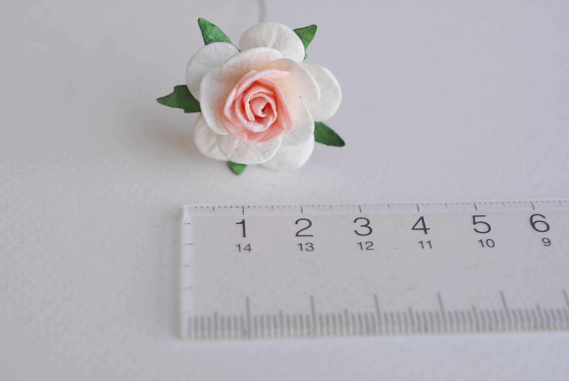 ดอกไม้กระดาษ ดอกไม้กระดาษสา ราคาส่ง,ดอกไม้กุหลาบกระดาษ ดอกกุหลาบกระดาษสา ดอกไม้ประดิษฐ์ สำหรับตกแต่ง หรืองานแต่งงาน สีชมพูขาว 2 tone ขนาด 2.5 cm. จำนวน 50 ดอก