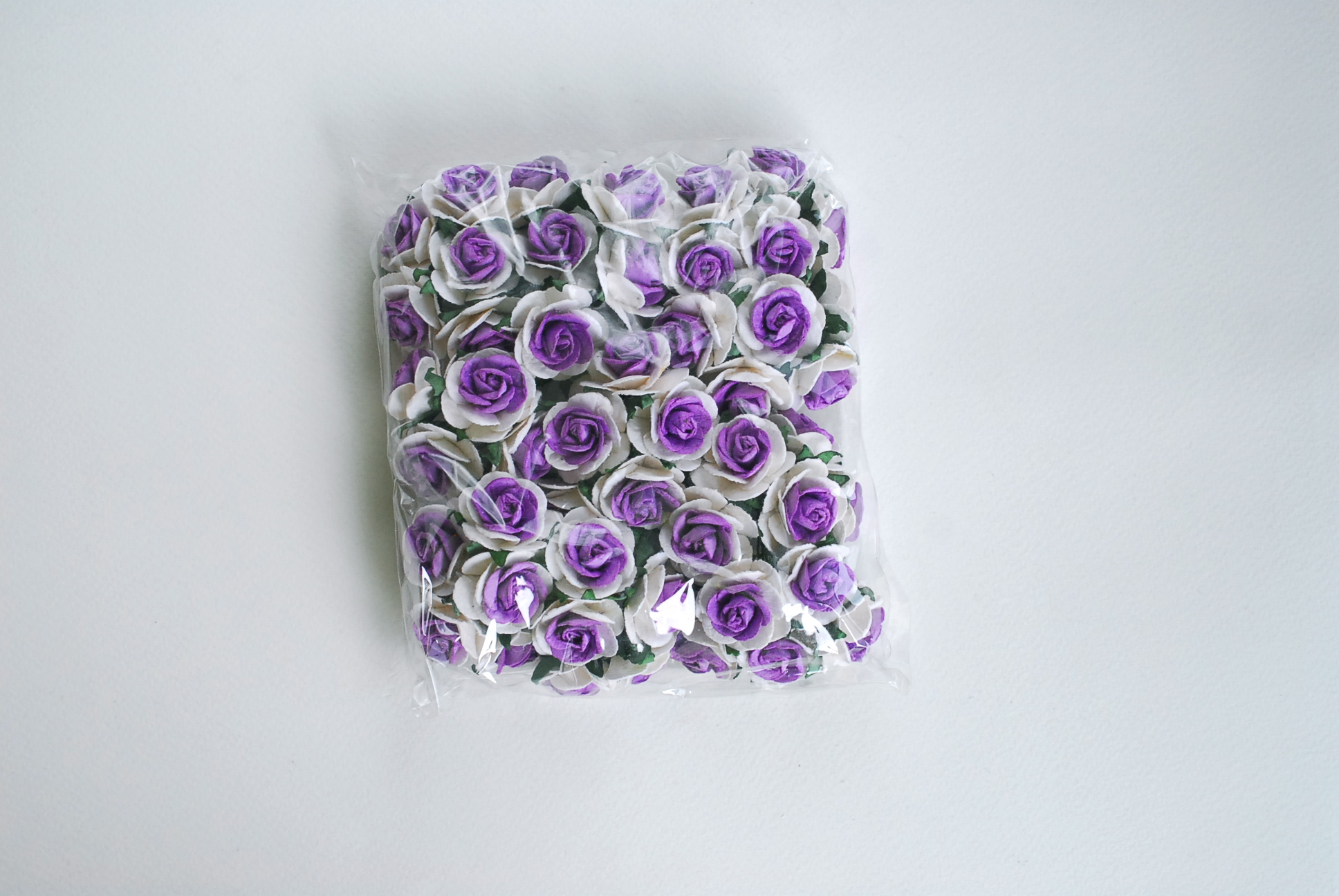 ดอกไม้กระดาษ ดอกไม้กระดาษสา ราคาส่ง,ดอกไม้กุหลาบกระดาษ ดอกกุหลาบกระดาษสา ดอกไม้ประดิษฐ์ สำหรับตกแต่ง หรืองานแต่งงาน สีม่วงขาว 2 tone ขนาด 2.5 cm. จำนวน 50 ดอก
