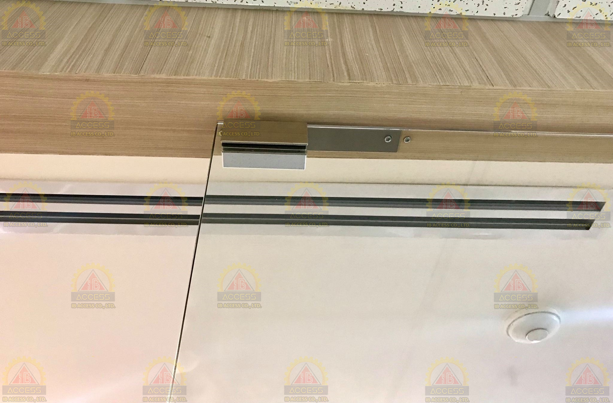 Frameless Bracket สำหรับประตูกระจกบานเปลือยล่าง ยี่ห้อ SOCA รุ่น BR-100C