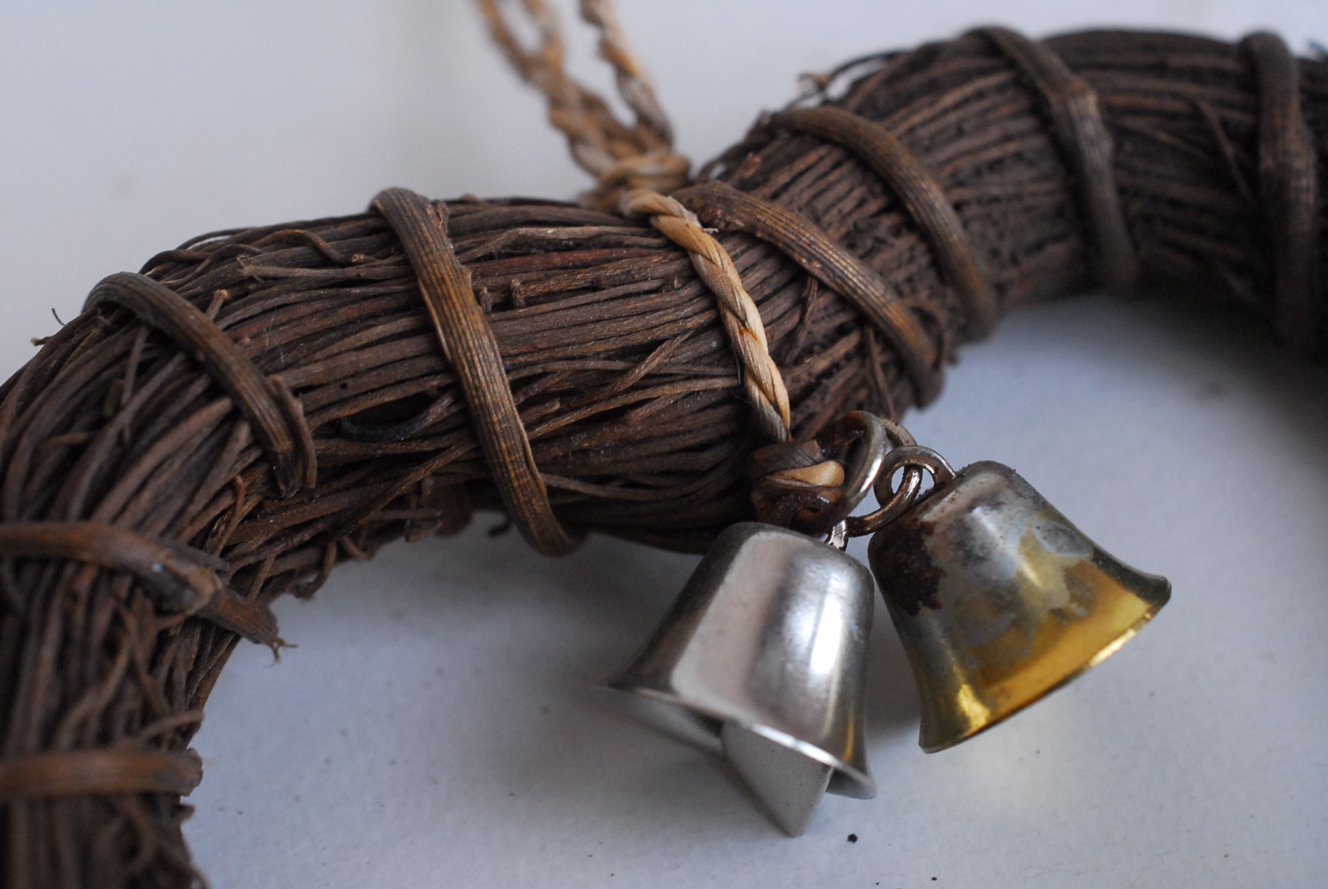 พวงหรีดดอกไม้กระดาษสำหรับตกแต่ง แขวนหน้าต่าง หรือ ตกแต่งห้องรับแขก รูปหัวใจ ดอกไม้กระดาษสาสีเขียว ในช่วงเวลา x'mas หรือ autumn