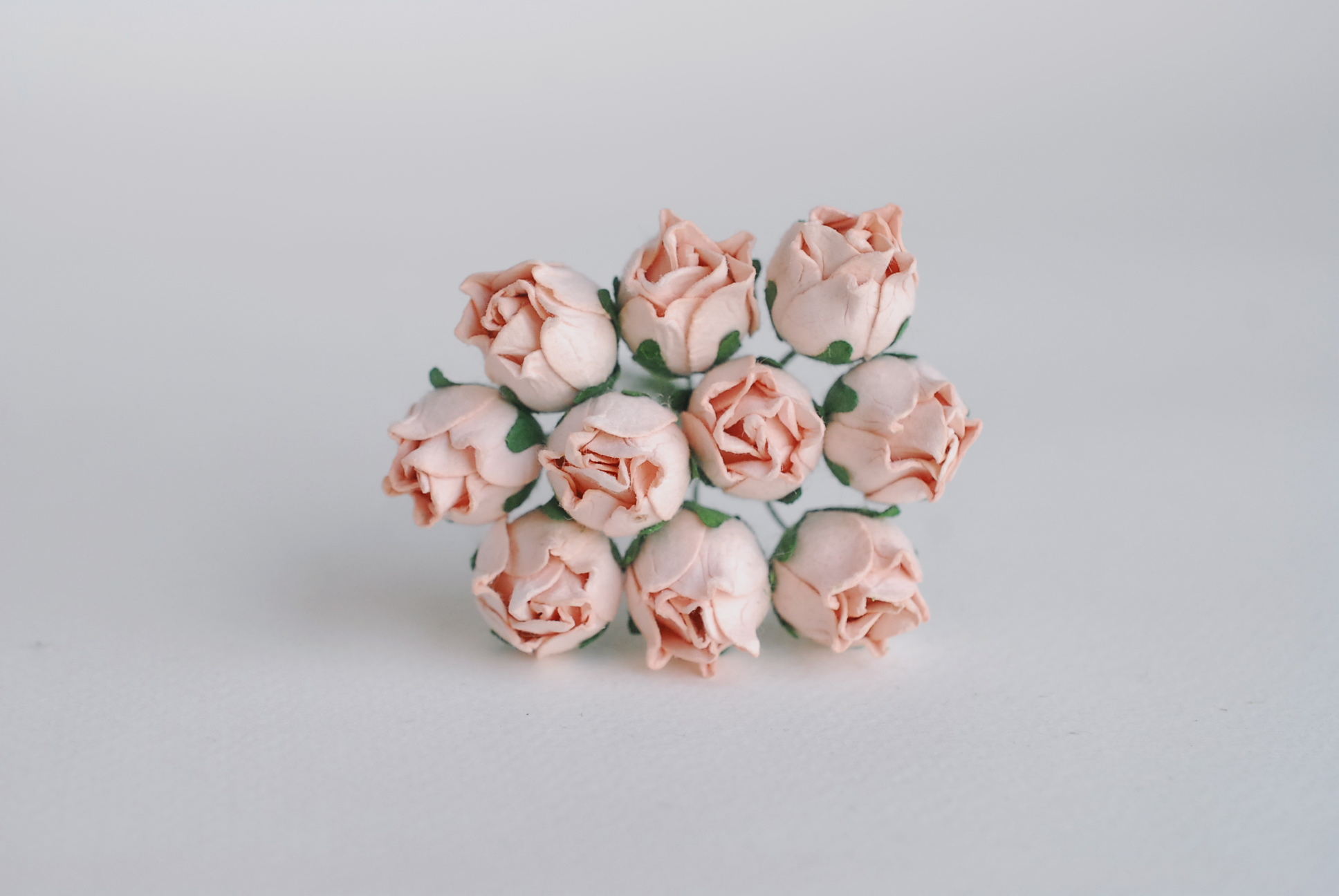 ดอกไม้กระดาษสา ดอกไม้กระดาษสา จตุจักร งานประดิษฐ์ ดอกไม้ทำข้อมือเพื่อนเจ้าสาว แต่งงาน, ดอกกุหลาบตูม 50 ดอก สีพีชอ่อน ขนาด 1.5 cm. paper flowers, budding roses flower 1.5 cm. 50 pieces. pale peach color.