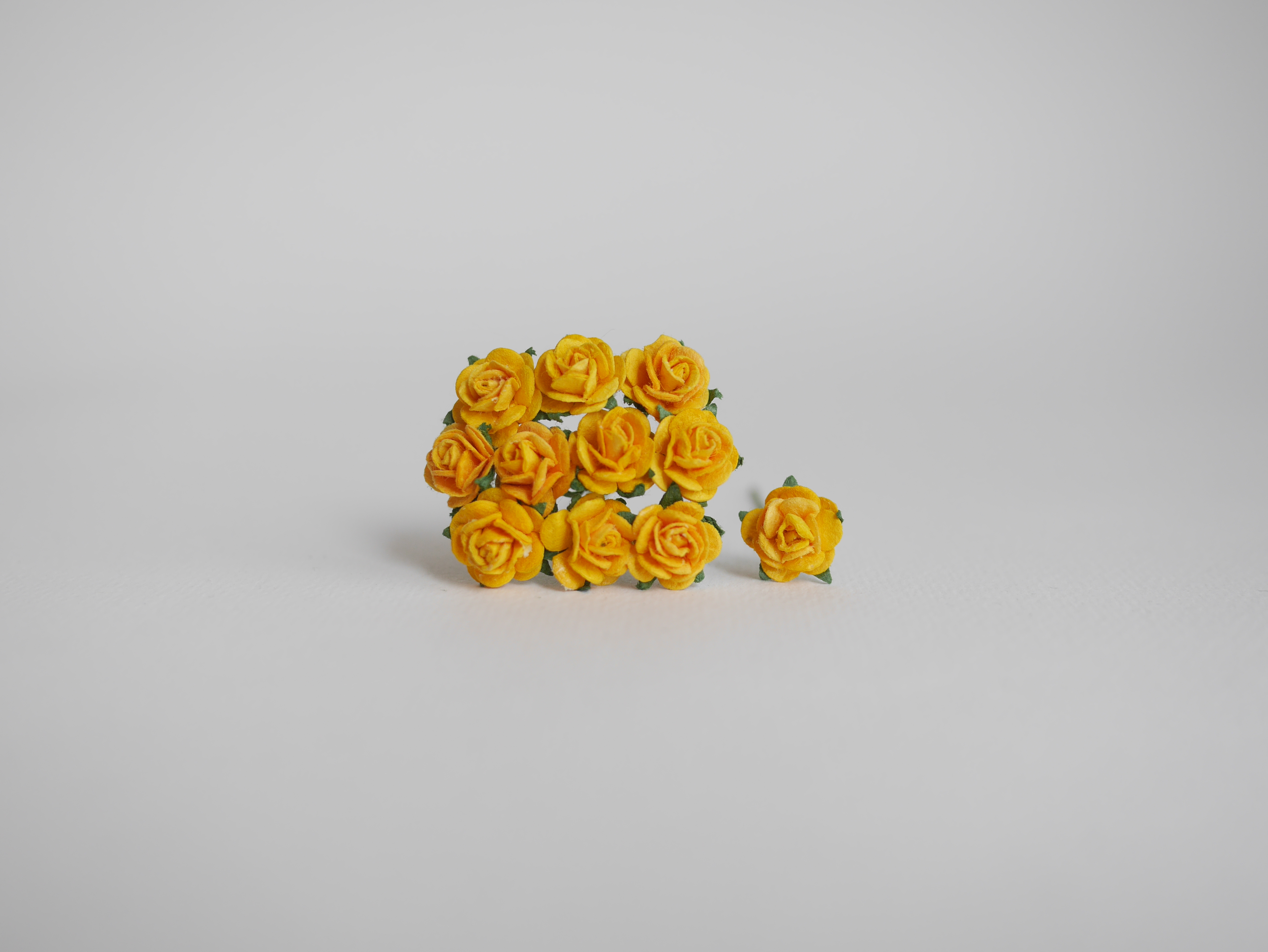 ดอกไม้กระดาษสา ดอกกุหลาบจิ๋ว ขนาดเล็ก สำหรับตกแต่ง ของชำร่วย ดอกกุหลาบ กระดาษสา สีครีมเหลืองมัสตาด ขนาด 1 cm. จำนวน 100 ดอก/1 ถุง