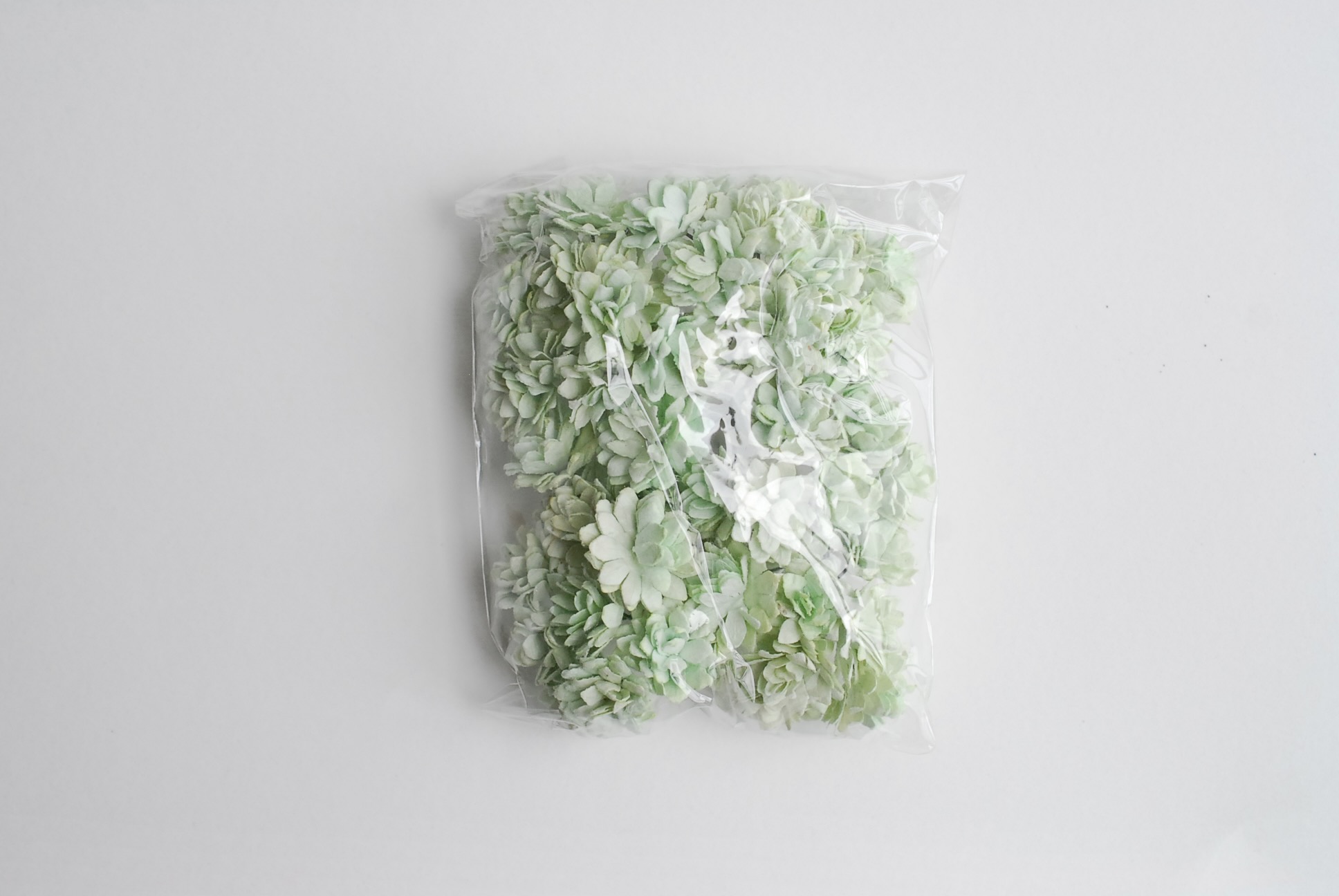 ดอกไม้ประดิษฐ์, ดอกไม้กระดาษสา, ดอก gypsophila, ดอกยิปโซ งานประดิษฐ์ตกแต่งของชำร่วย, ดอกไม้ทำพานพุ่ม,พานพวงมาลัย, พานรับไหว้, ขนาด 2 cm. สีเขียวมิ้นต์