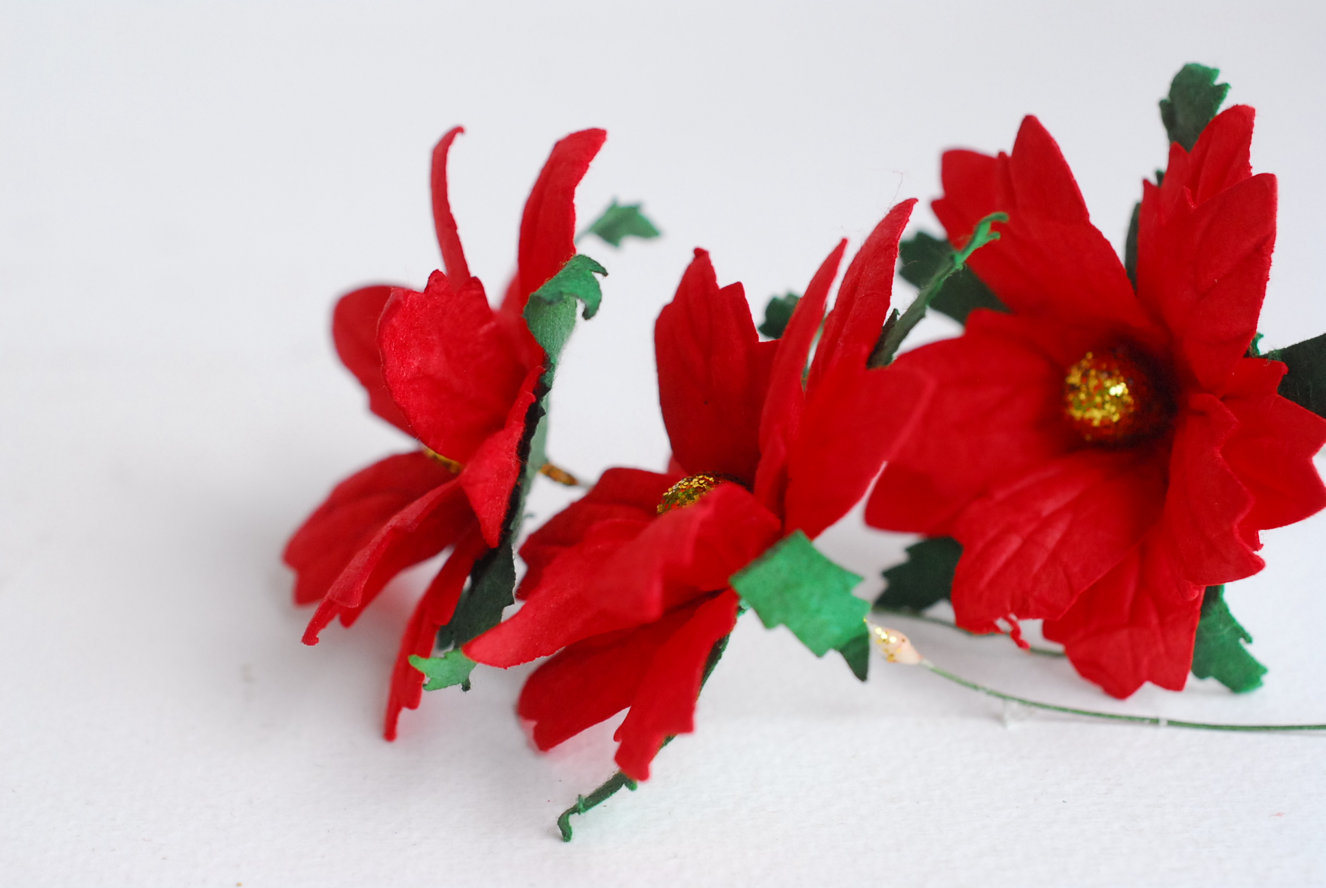 ดอกไม้กระดาษสา ดอกคริสมาส ดอกไม้กระดาษสาราคาส่ง ดอกไม้กระดาษสำหรับตกแต่งของชำร่วย งานแต่งงาน ทำช่อดอกไม้ติดอกเจ้าบ่าว ข้อมือดอกไม้เจ้าสาว ขนาด5.5cm. 25 ดอก สีแดง เกสรสีทอง Paper flowers supplies: DIY wedding tools: christmas flowers in red color.