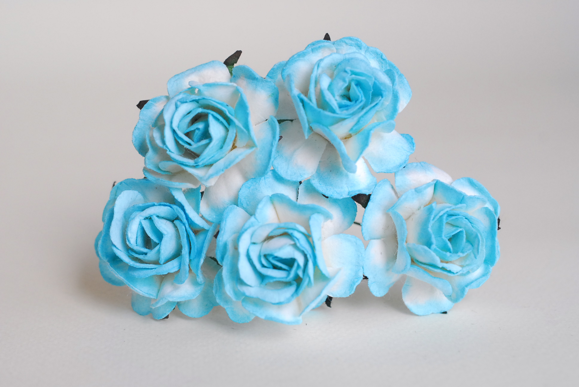 ดอกไม้กระดาษสา ดอกกุหลาบกระดาษสา ดอกไม้กุหลาบ ดอกไม้ประดิษฐ์ สำหรับตกแต่ง หรืองานแต่งงาน สีฟ้าเข้มปัดขาว ขนาด 3.5 cm. จำนวน 25 ดอก Paper flowers, handmade flowers, small roses paper size 3.5 cm. 25 pieces, blue sky brush white color.