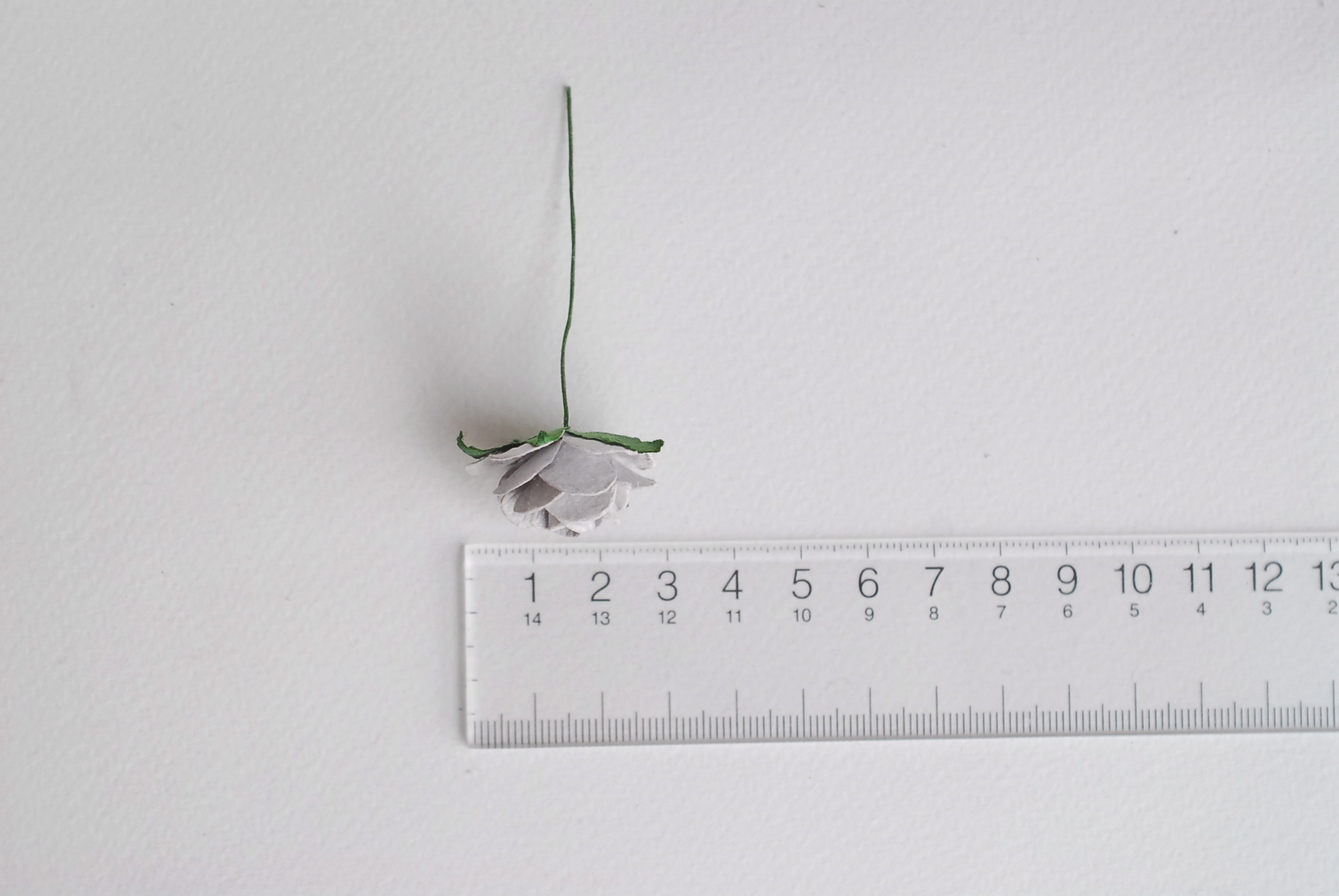 ดอกไม้กระดาษสา ดอกไม้กระดาษสา ราคาส่ง, ดอกกุหลาบกระดาษสา ดอกไม้ประดิษฐ์ สำหรับตกแต่ง หรืองานแต่งงาน สีเทา ขนาด 2.5 cm. จำนวน 50 ดอก Paper flowers, handmade flowers, small roses paper size 2.5 cm. 50 pieces, grey color.